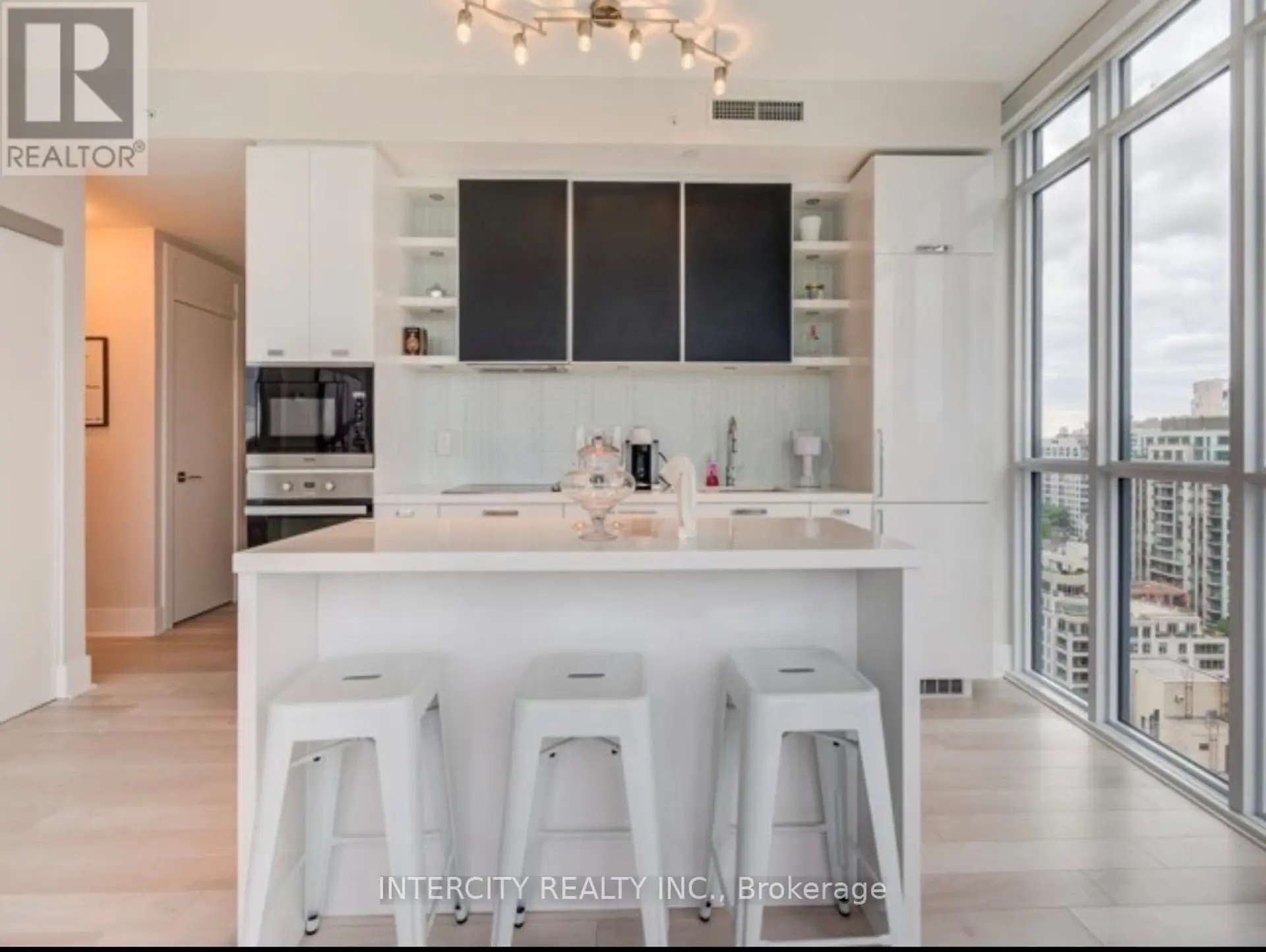 #1802 32 DAVENPORT ROAD - Image 9