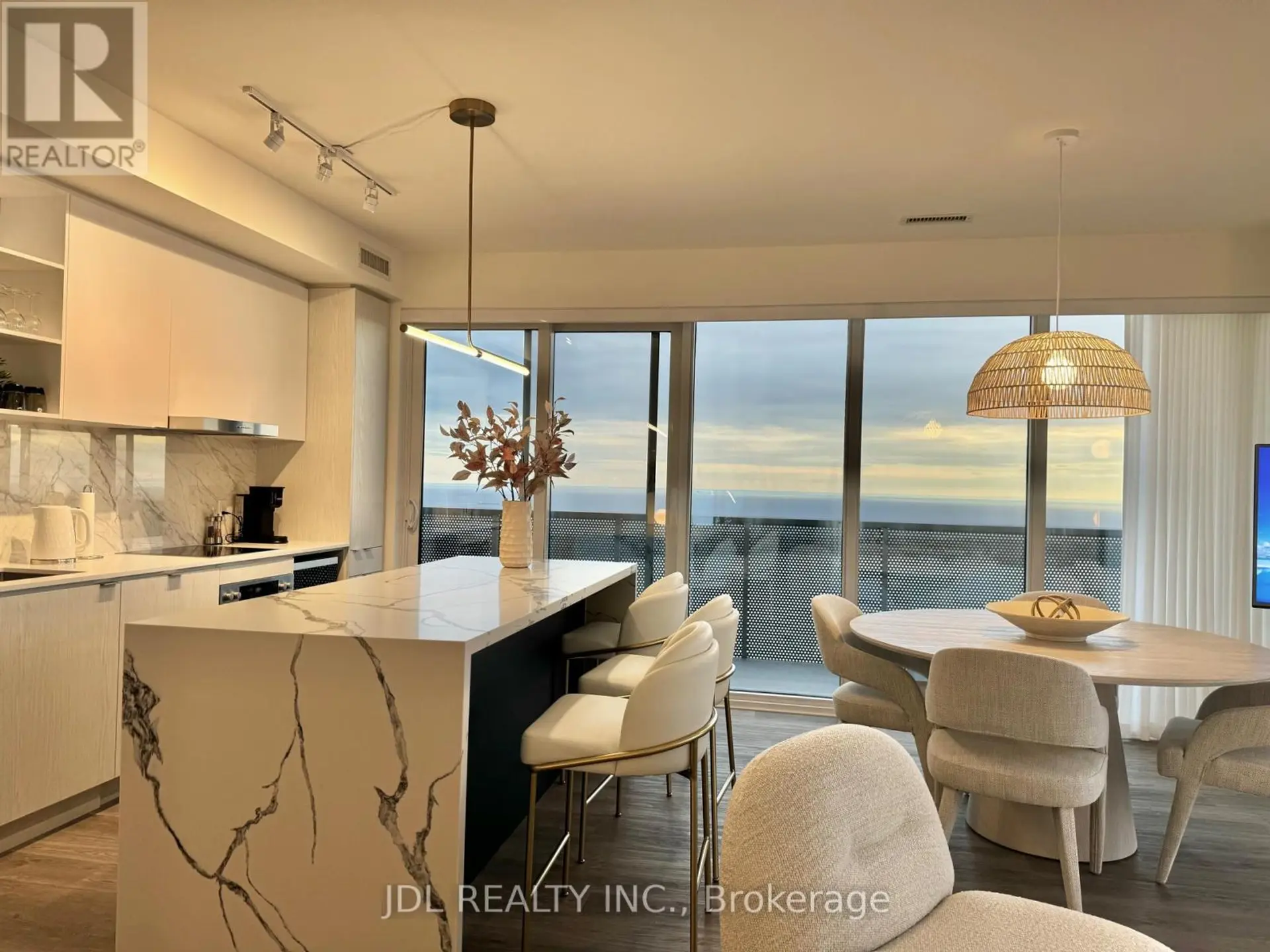 #5811 55 COOPER STREET - Image 4
