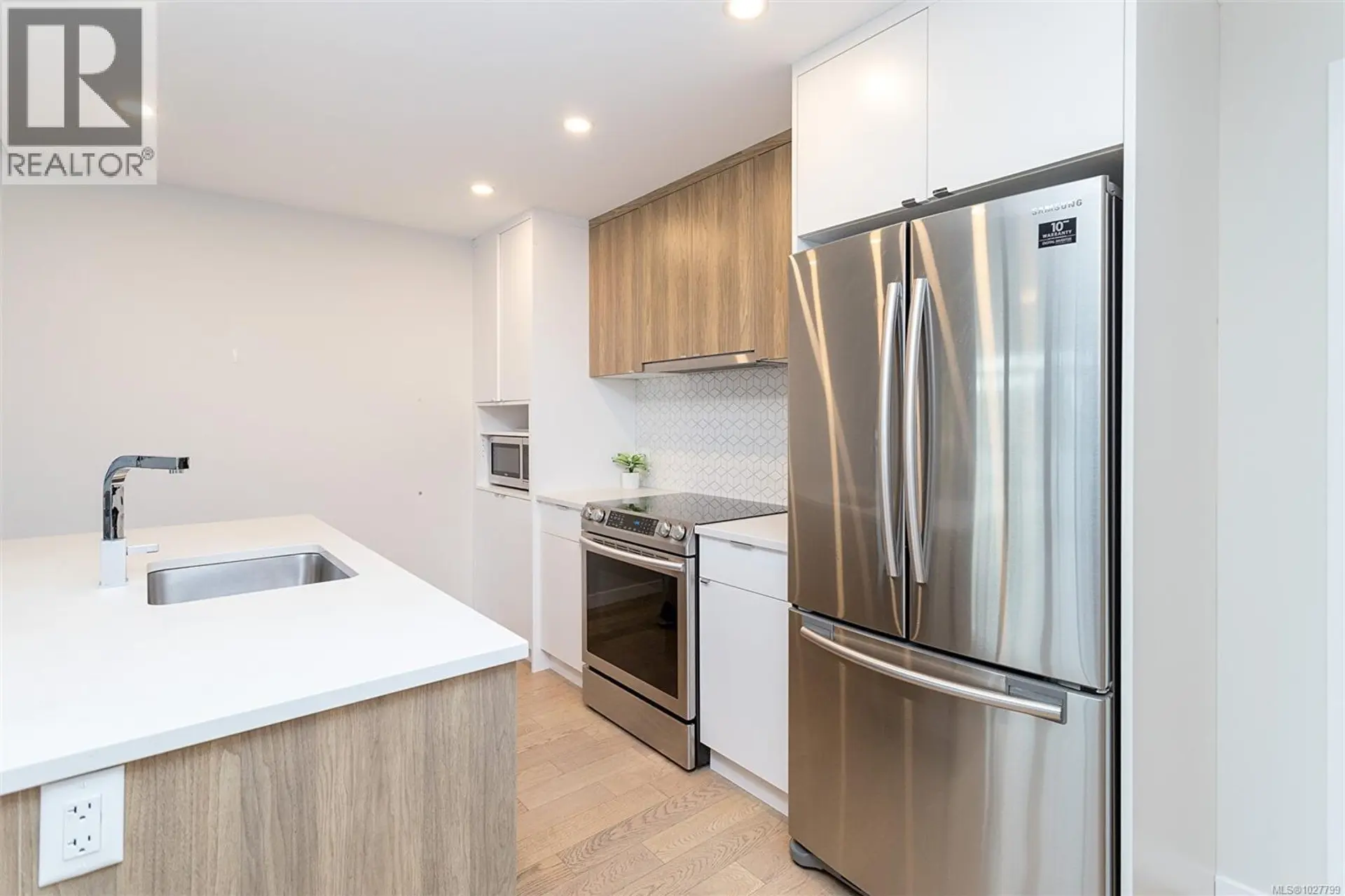 Property at #209 881 SHORT ST, Saanich, BC