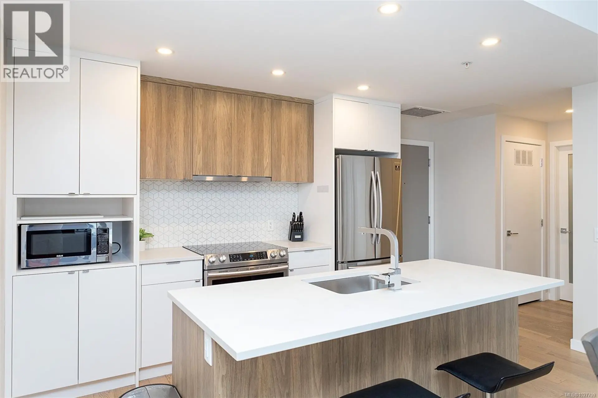 Property at #209 881 SHORT ST, Saanich, BC