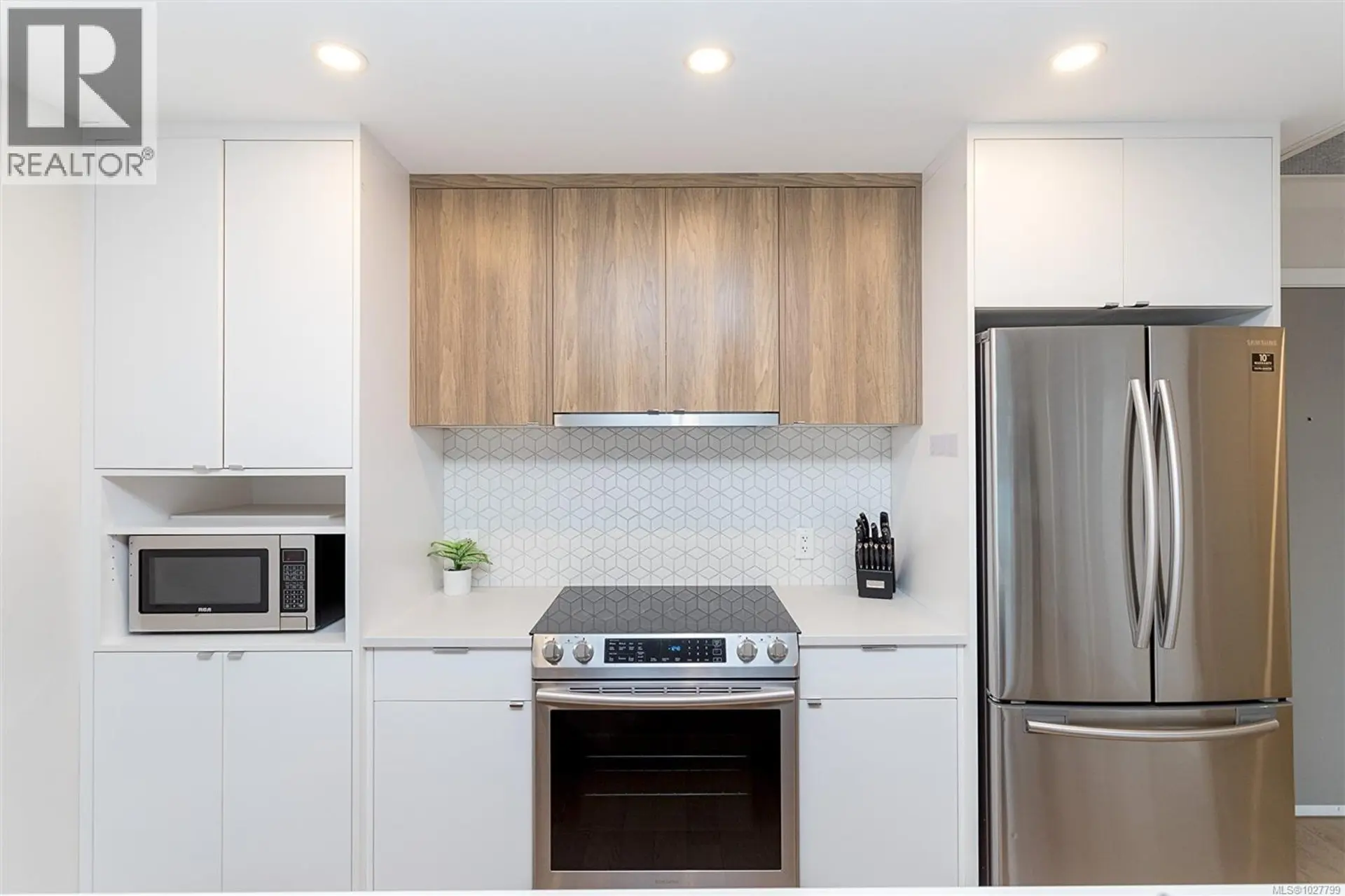 Property at #209 881 SHORT ST, Saanich, BC