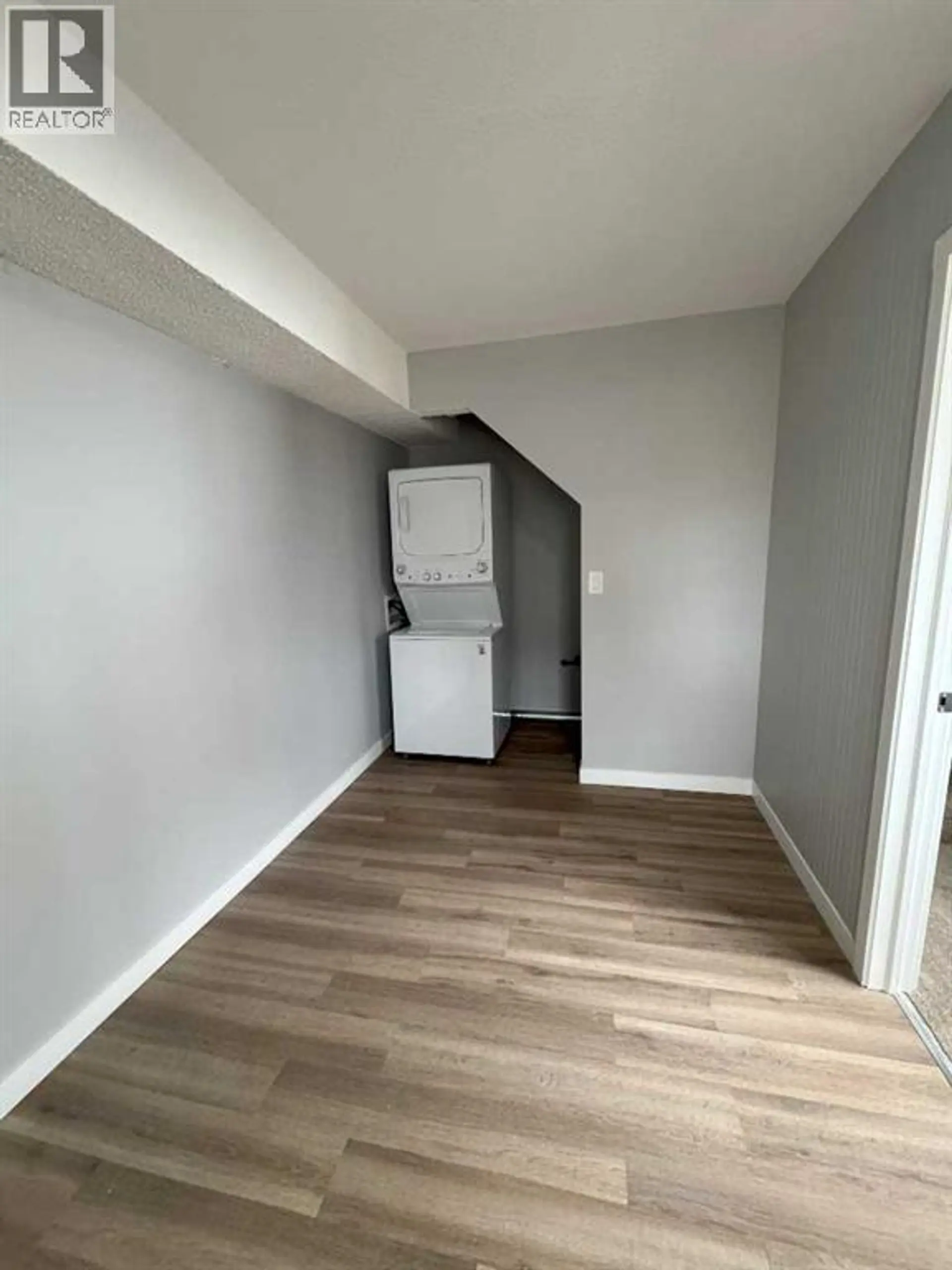 10021 106 AVENUE - Image 2