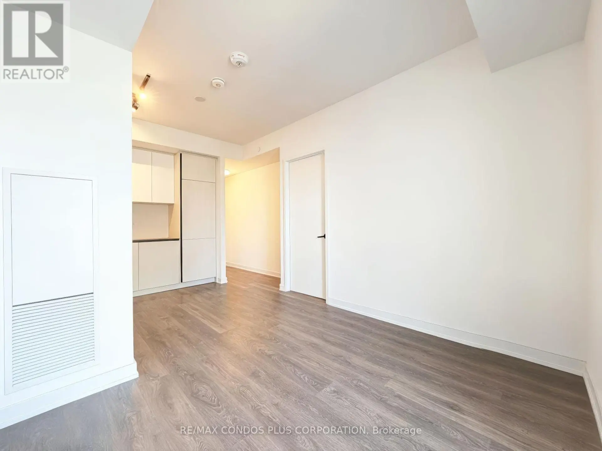 #1525 108 PETER STREET - Image 5