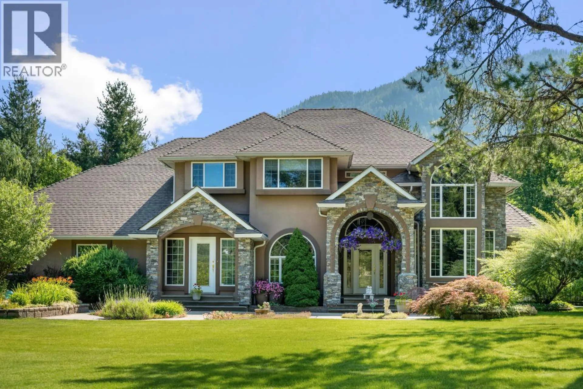 Property at 880 WATERLOO Road, Castlegar, BC