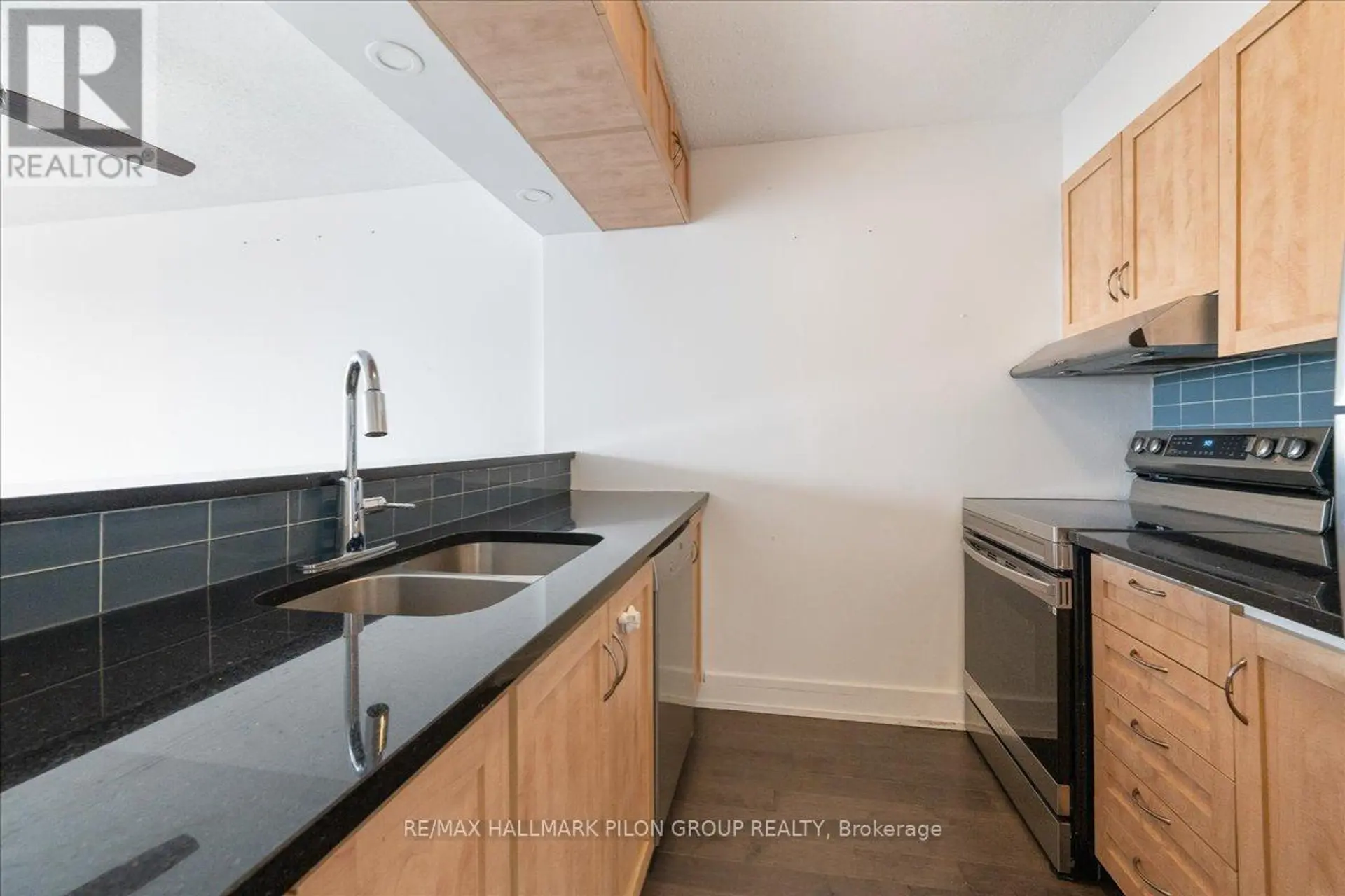 #902 154 NELSON STREET - Image 3