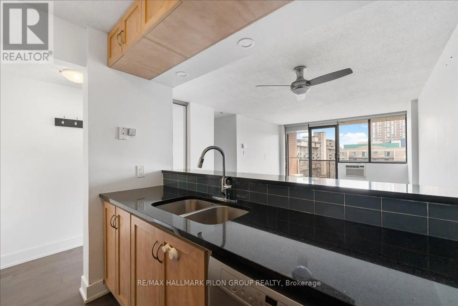 #902 154 NELSON STREET - Image 4