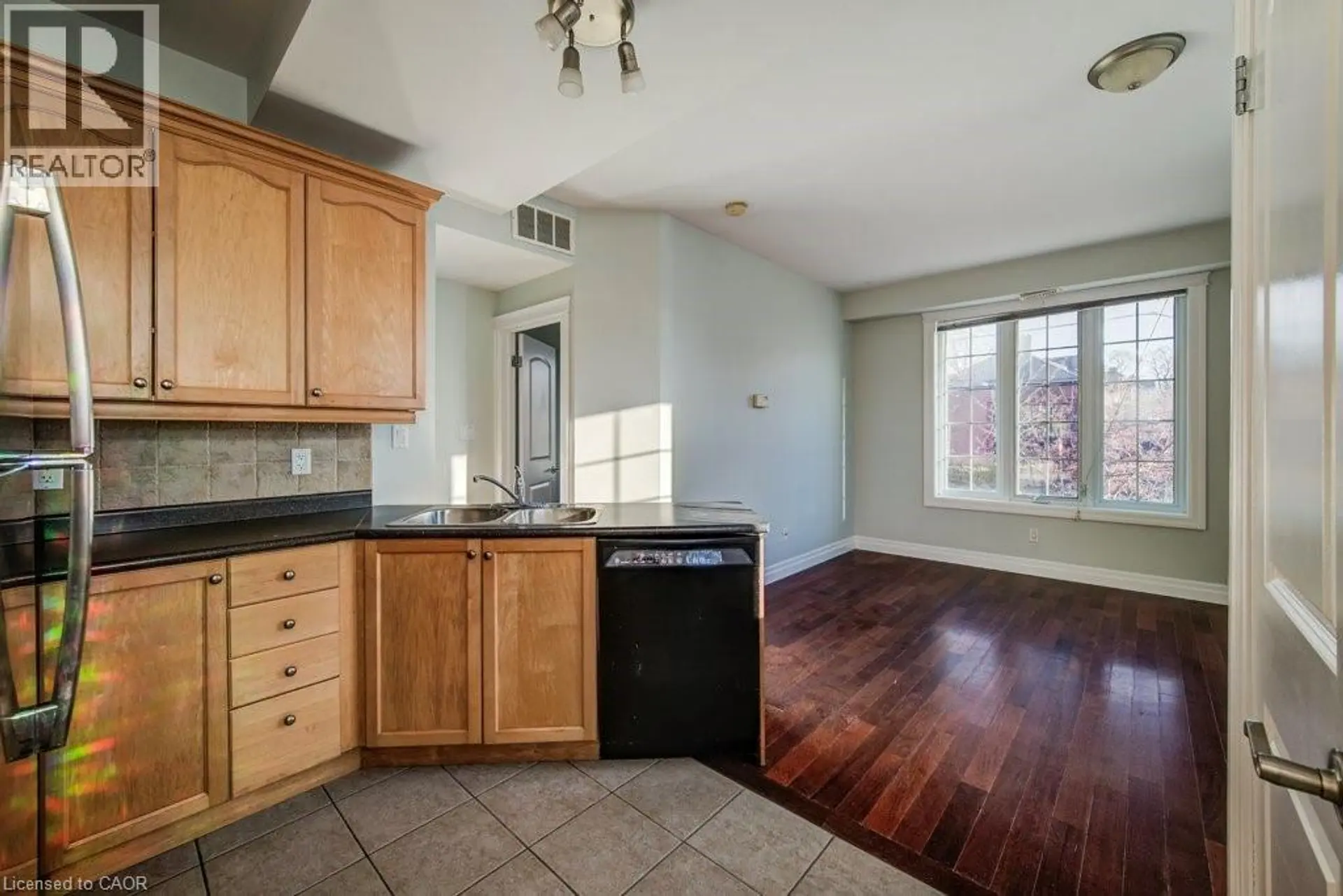 #201 555 KING STREET E - Image 4