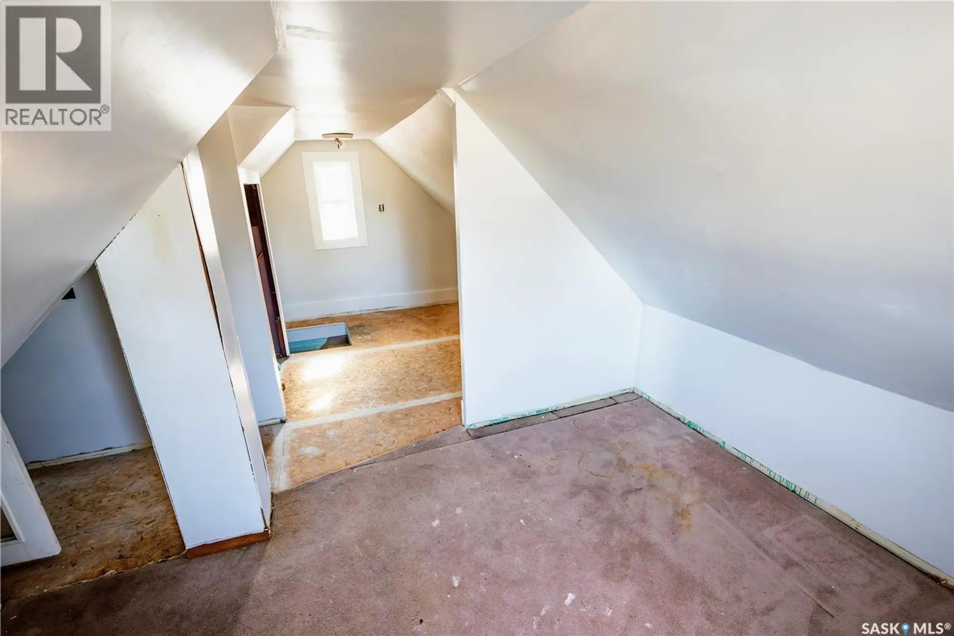 1021 CARIBOU STREET W - Image 14