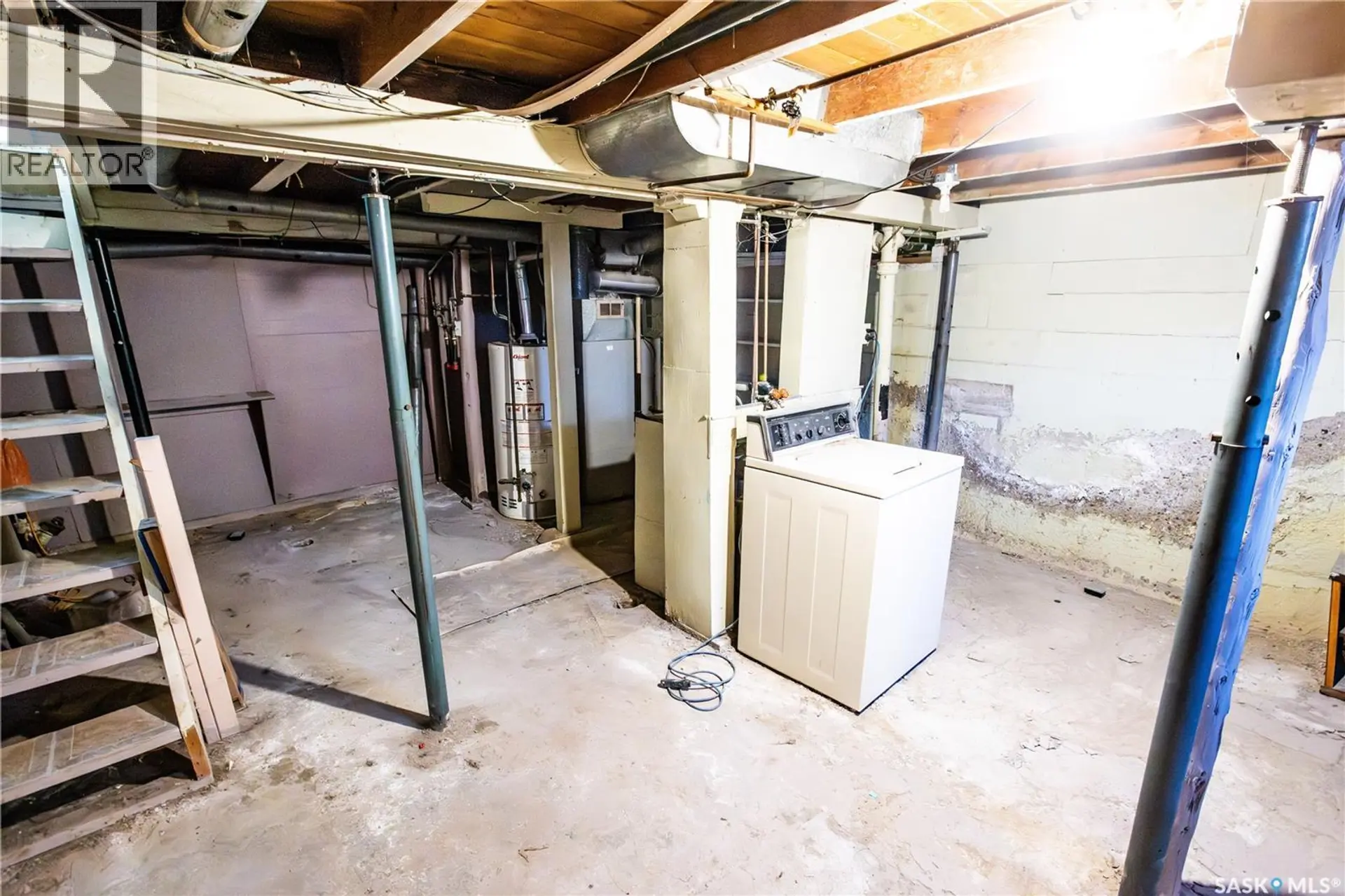 1021 CARIBOU STREET W - Image 15
