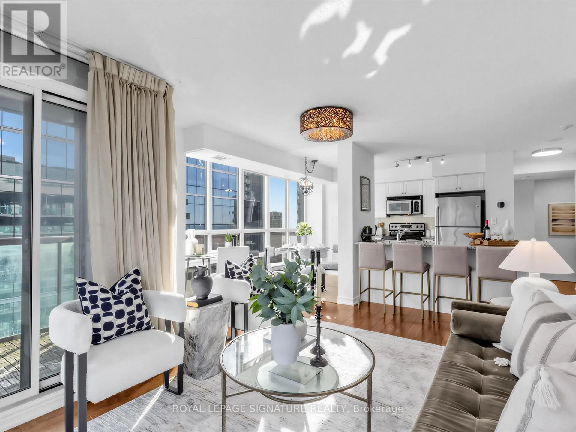 #3906 30 GRAND TRUNK CRESCENT - Image 11