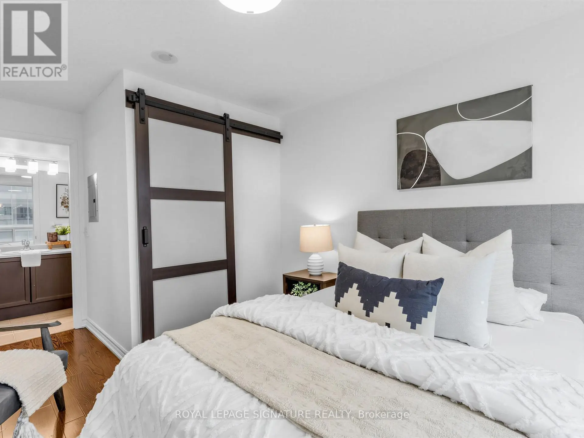 #3906 30 GRAND TRUNK CRESCENT - Image 13