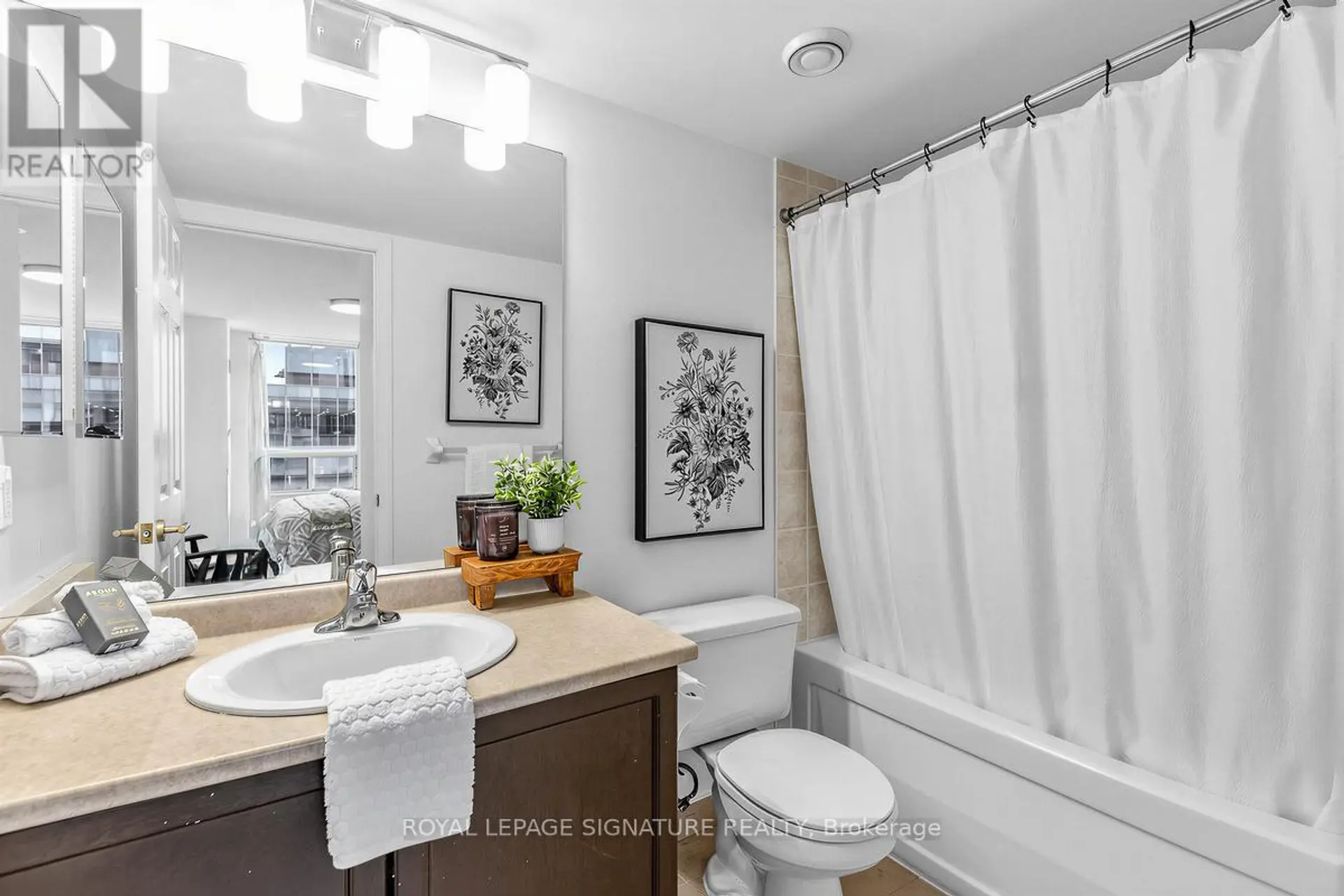 #3906 30 GRAND TRUNK CRESCENT - Image 14