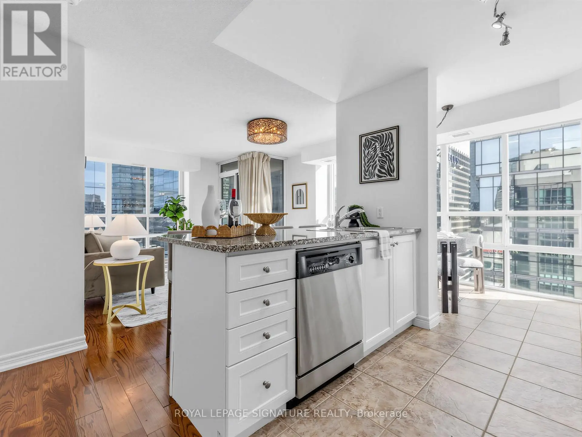 #3906 30 GRAND TRUNK CRESCENT - Image 9
