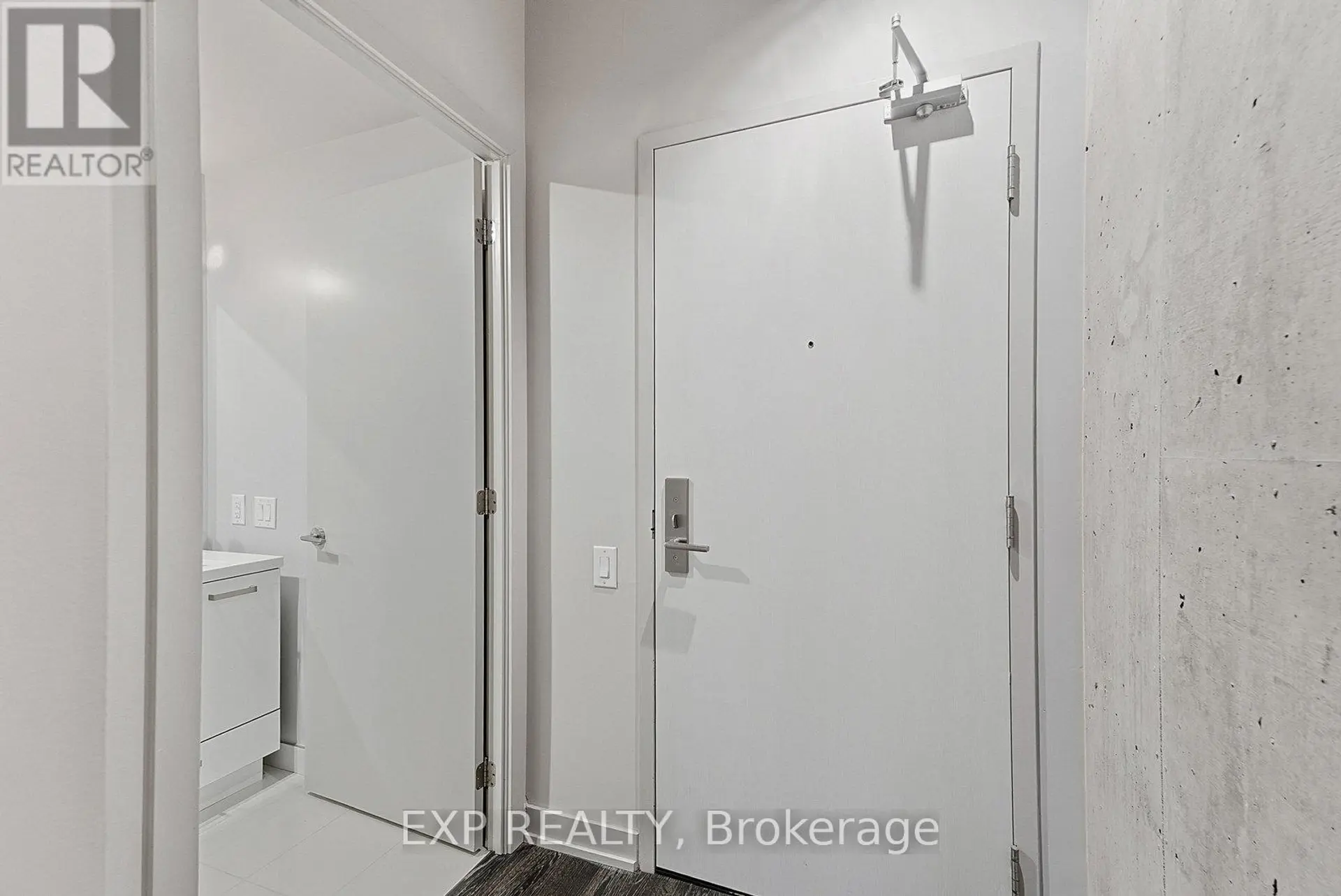 #416 39 BRANT STREET - Image 4