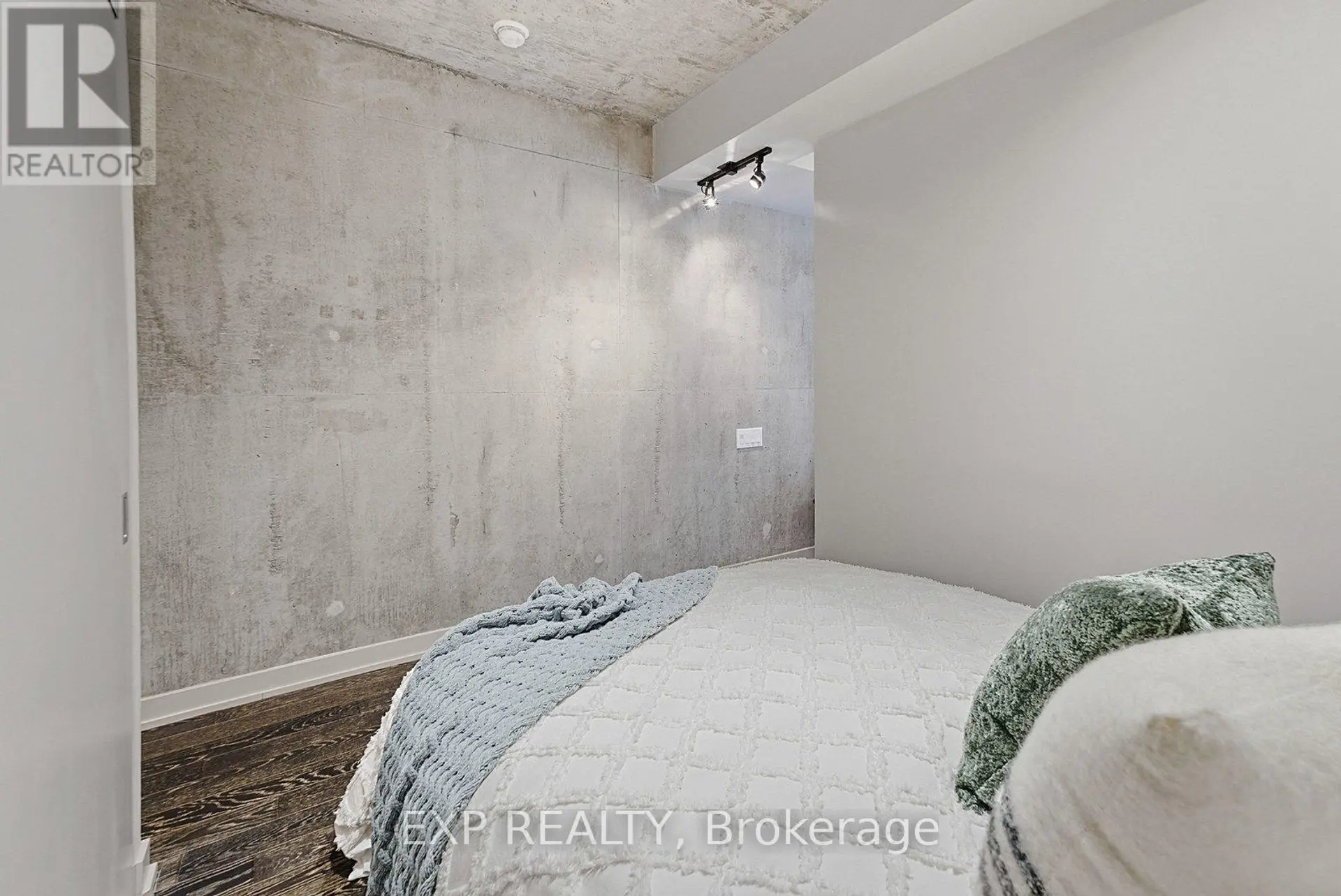 #416 39 BRANT STREET - Image 7
