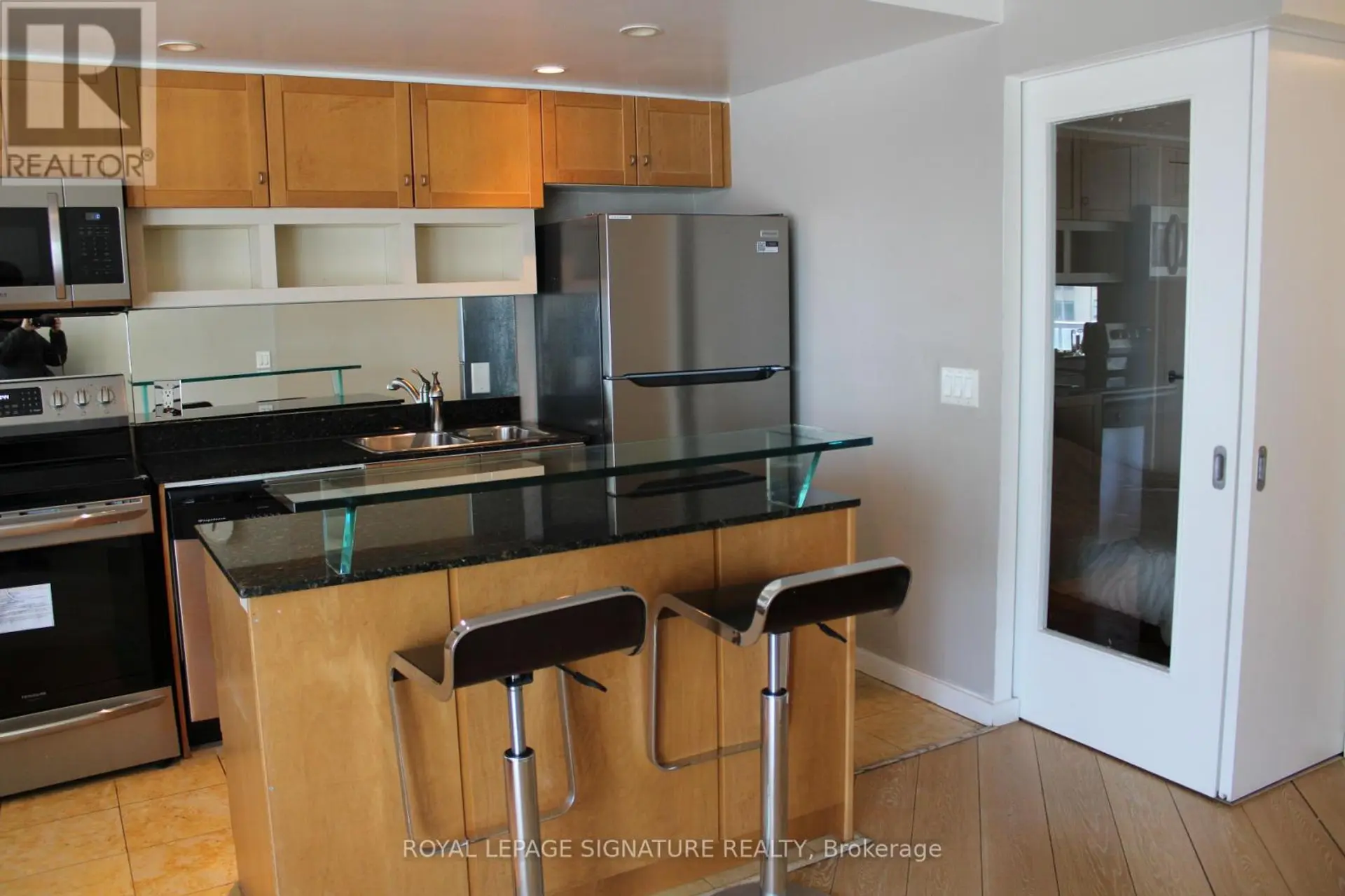 #611 8 YORK STREET - Image 4