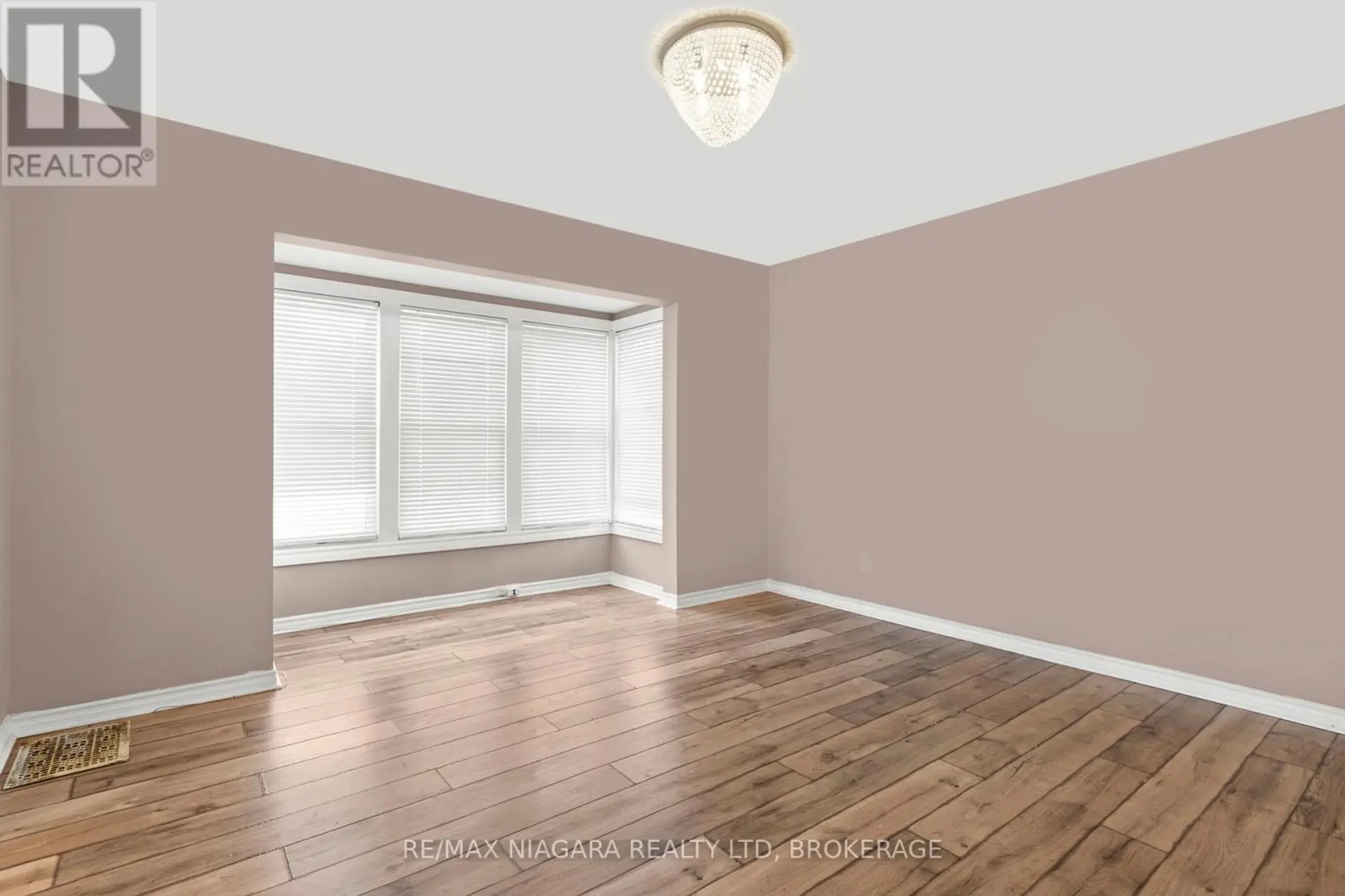 32 PAGE STREET - Image 6
