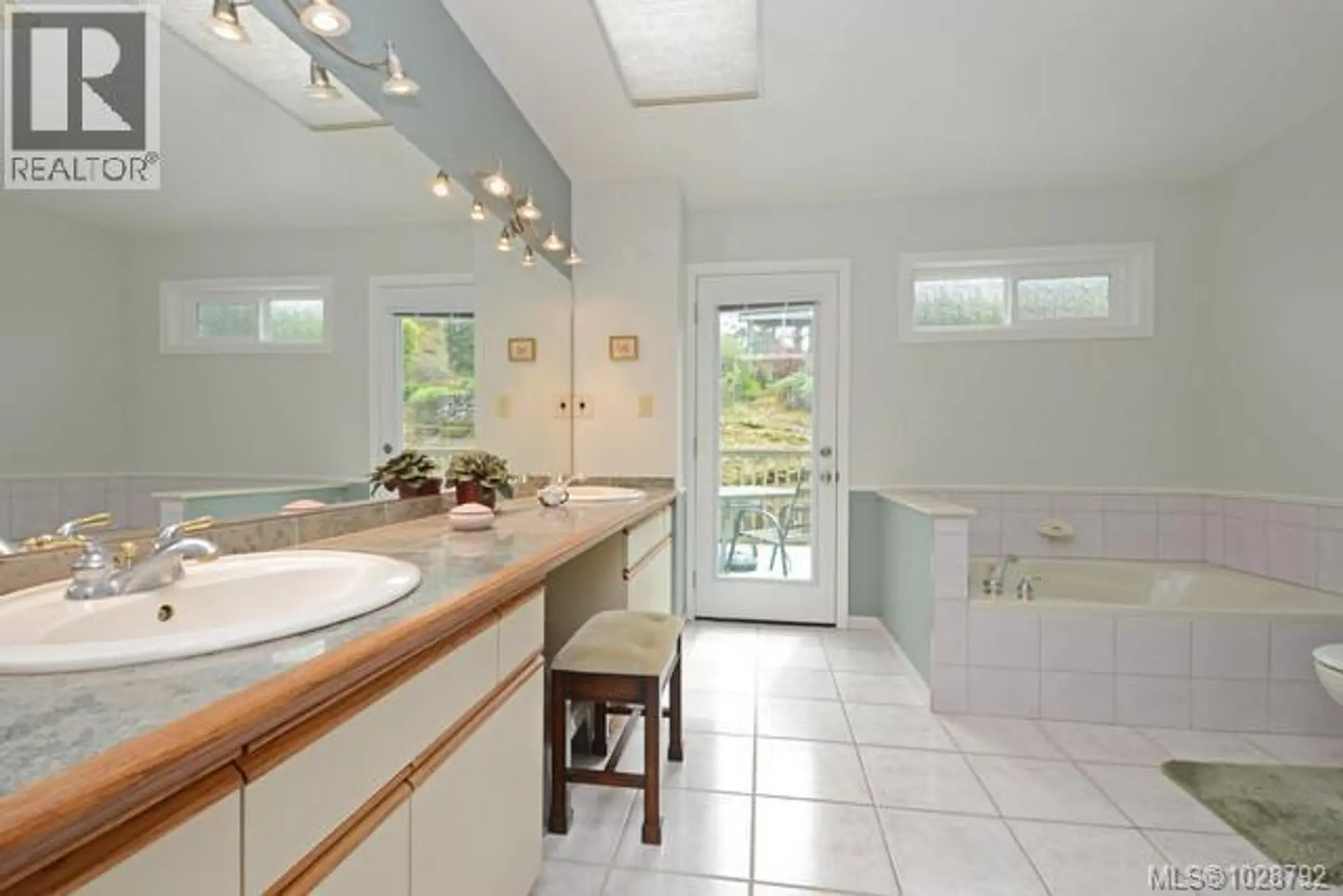 Property at 1055 THISTLEWOOD DR, Saanich, BC