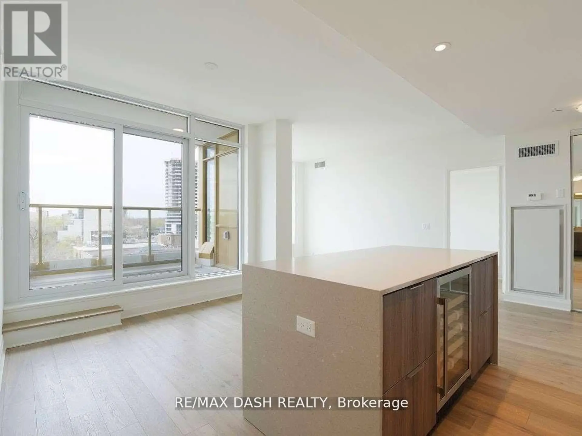 #602 151 AVENUE ROAD - Image 8