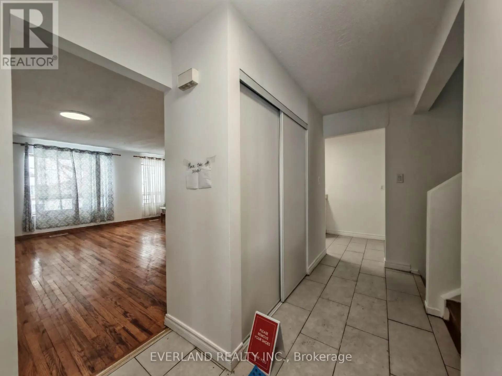 18 CAMBERLEY COURT - Image 3
