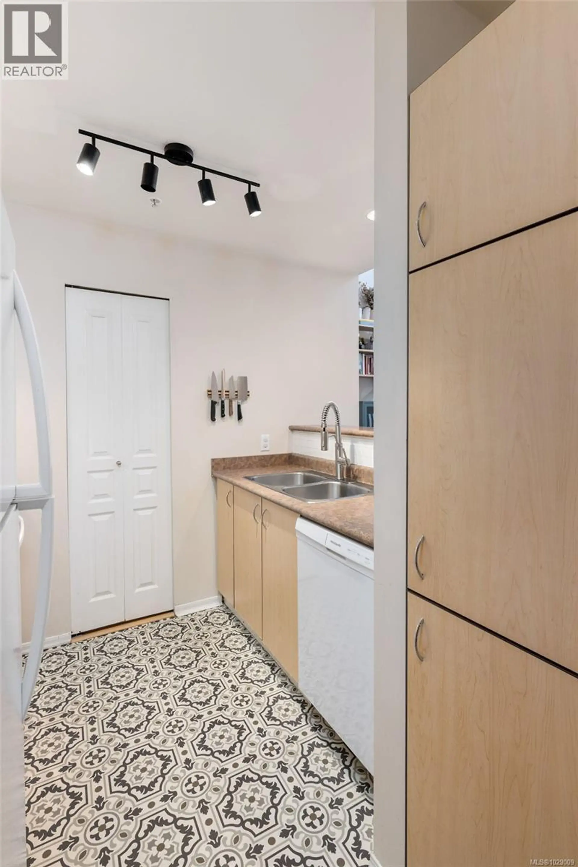 Property at #402 1015 JOHNSON ST, Victoria, BC