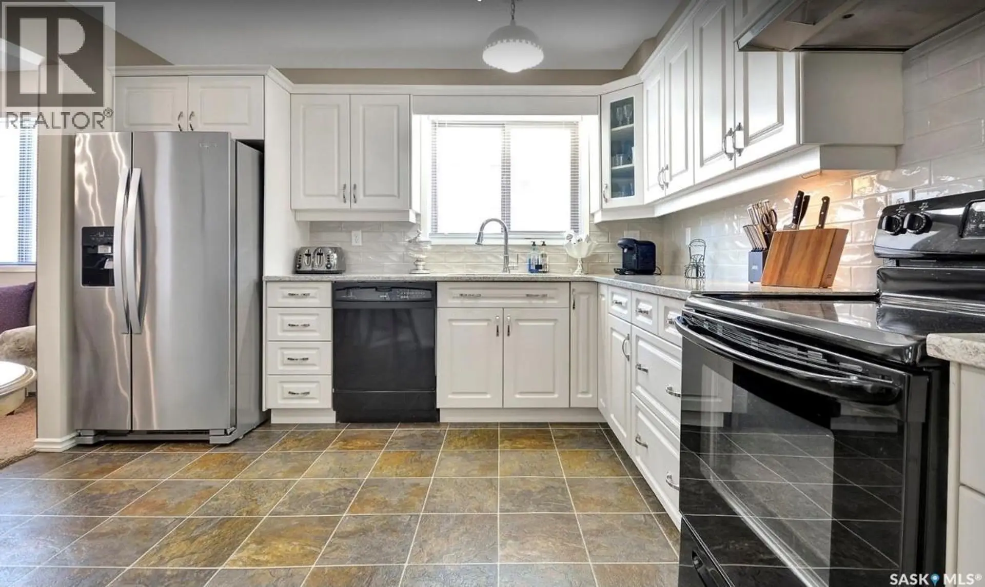 #209 525 5TH AVENUE N - Image 2