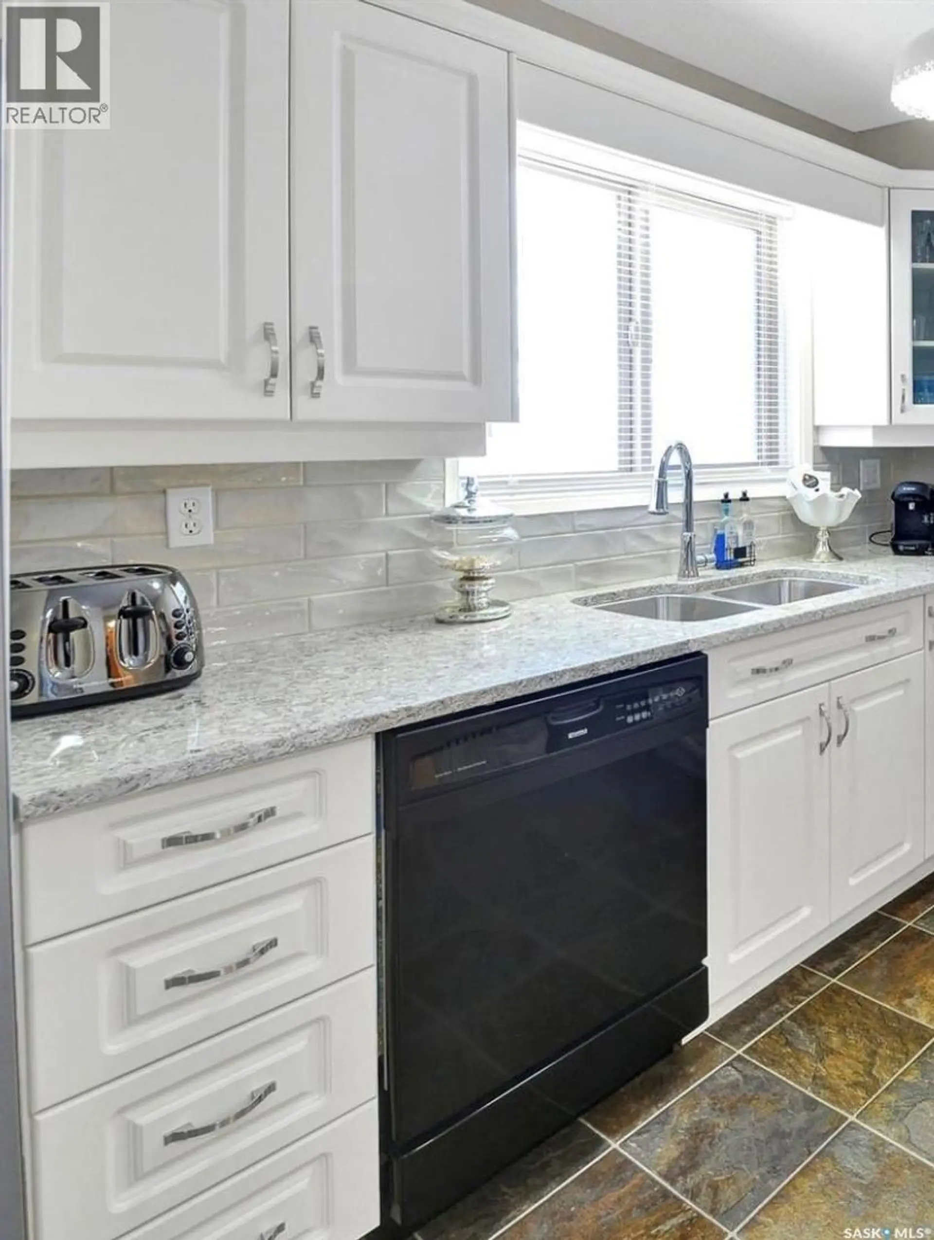 #209 525 5TH AVENUE N - Image 3