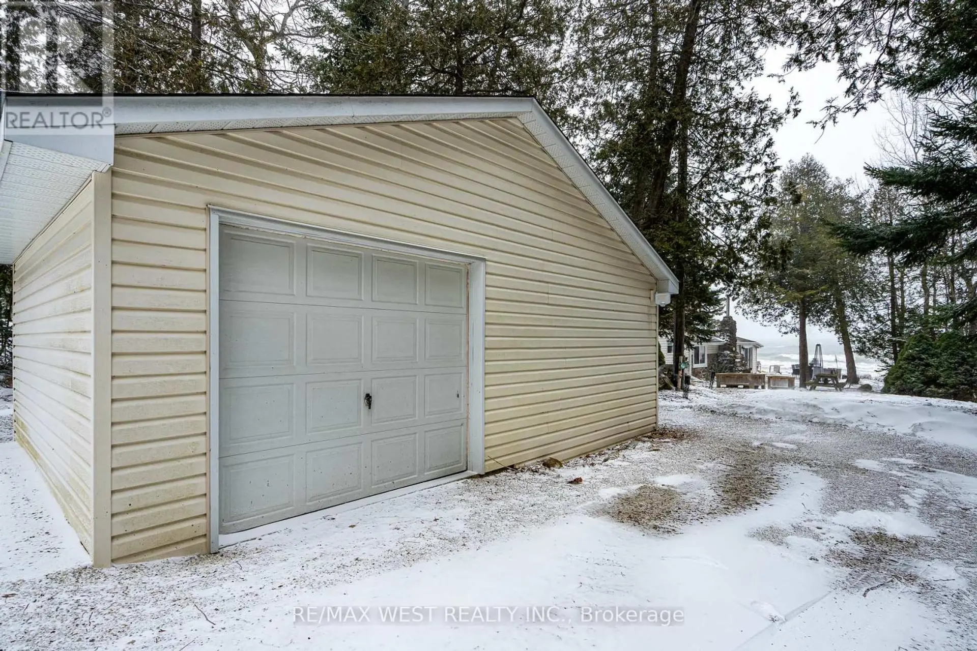 315 CEDAR AVENUE - Image 15
