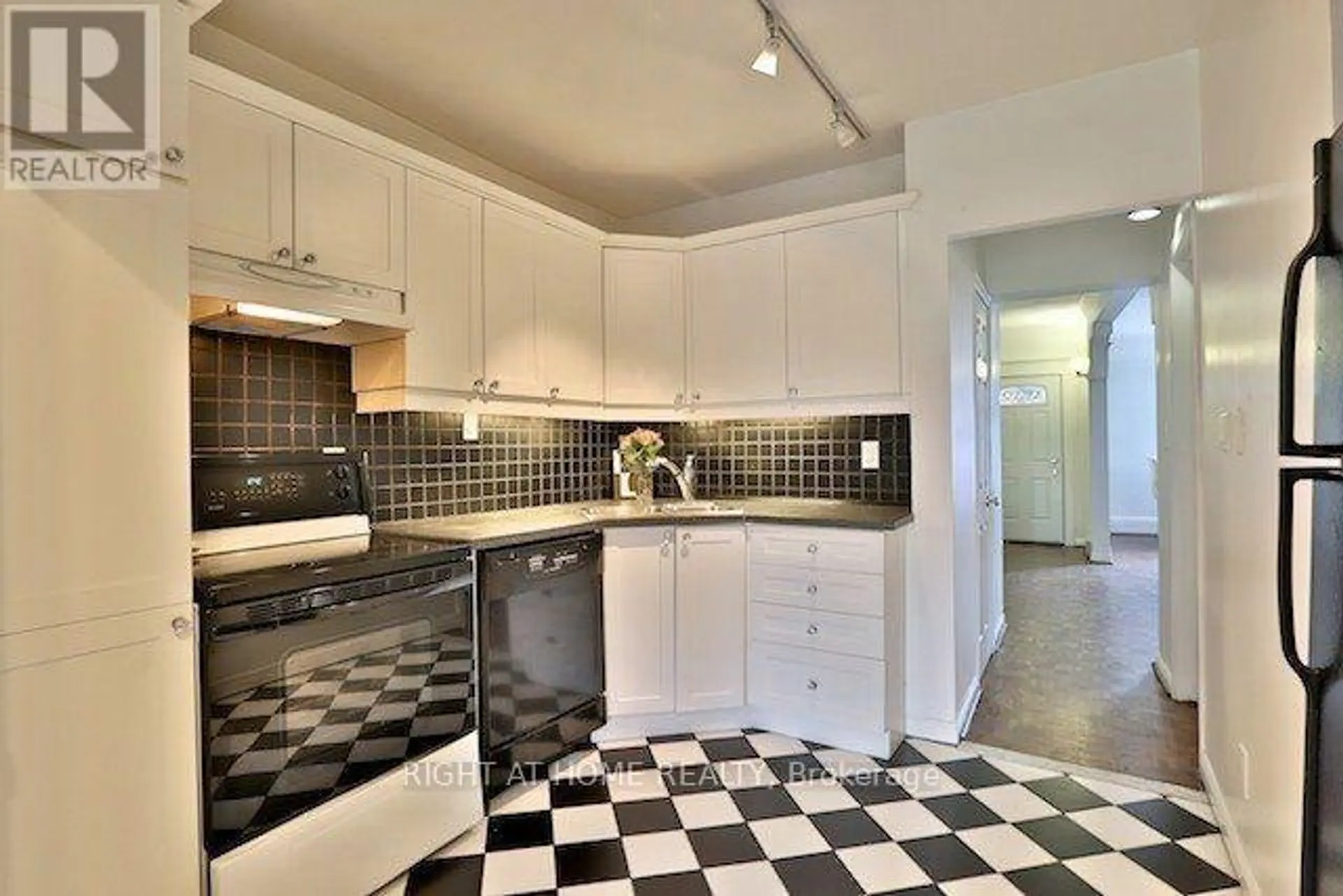 34 MACPHERSON AVENUE - Image 5
