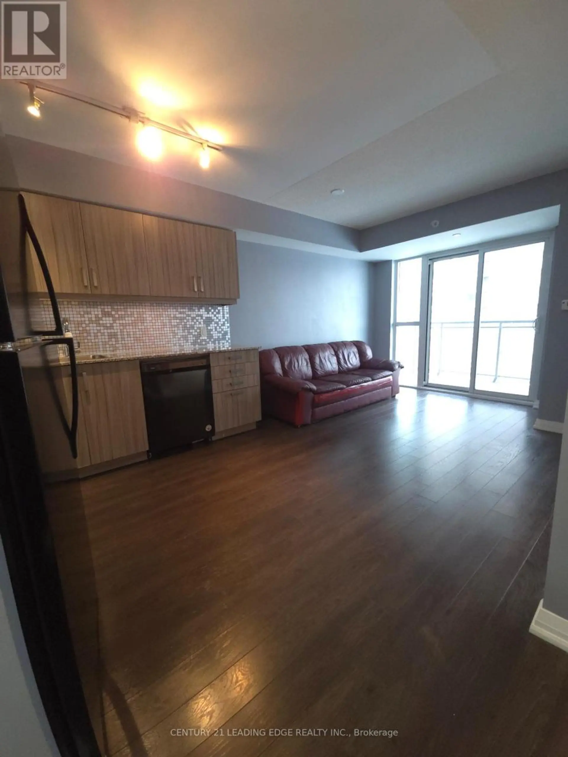 #711 30 MEADOWGLEN PLACE - Image 12