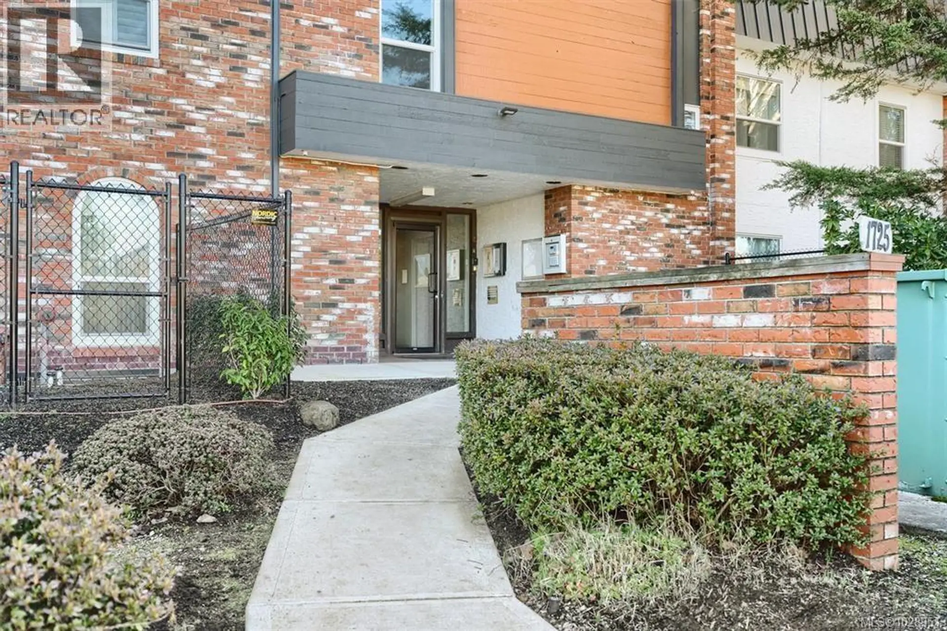 Property at #202 1725 CEDAR HILL CROSS RD, Saanich, BC