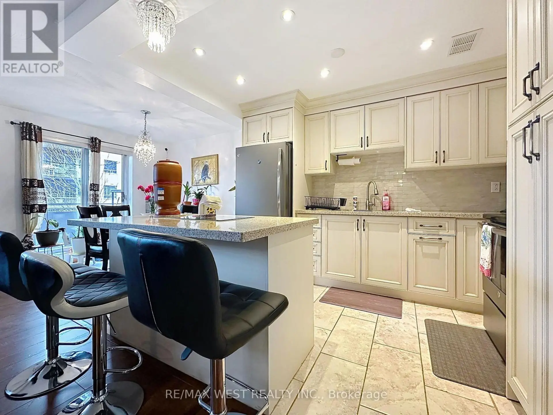 #206 800 KENNEDY ROAD - Image 11