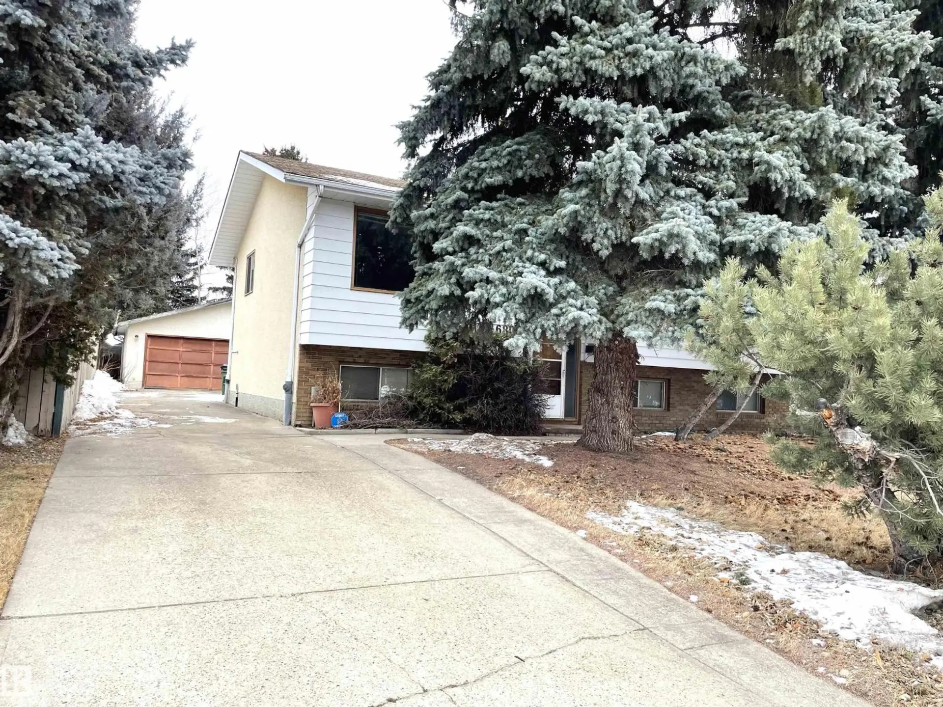 6808 11 AV NW - Image 1