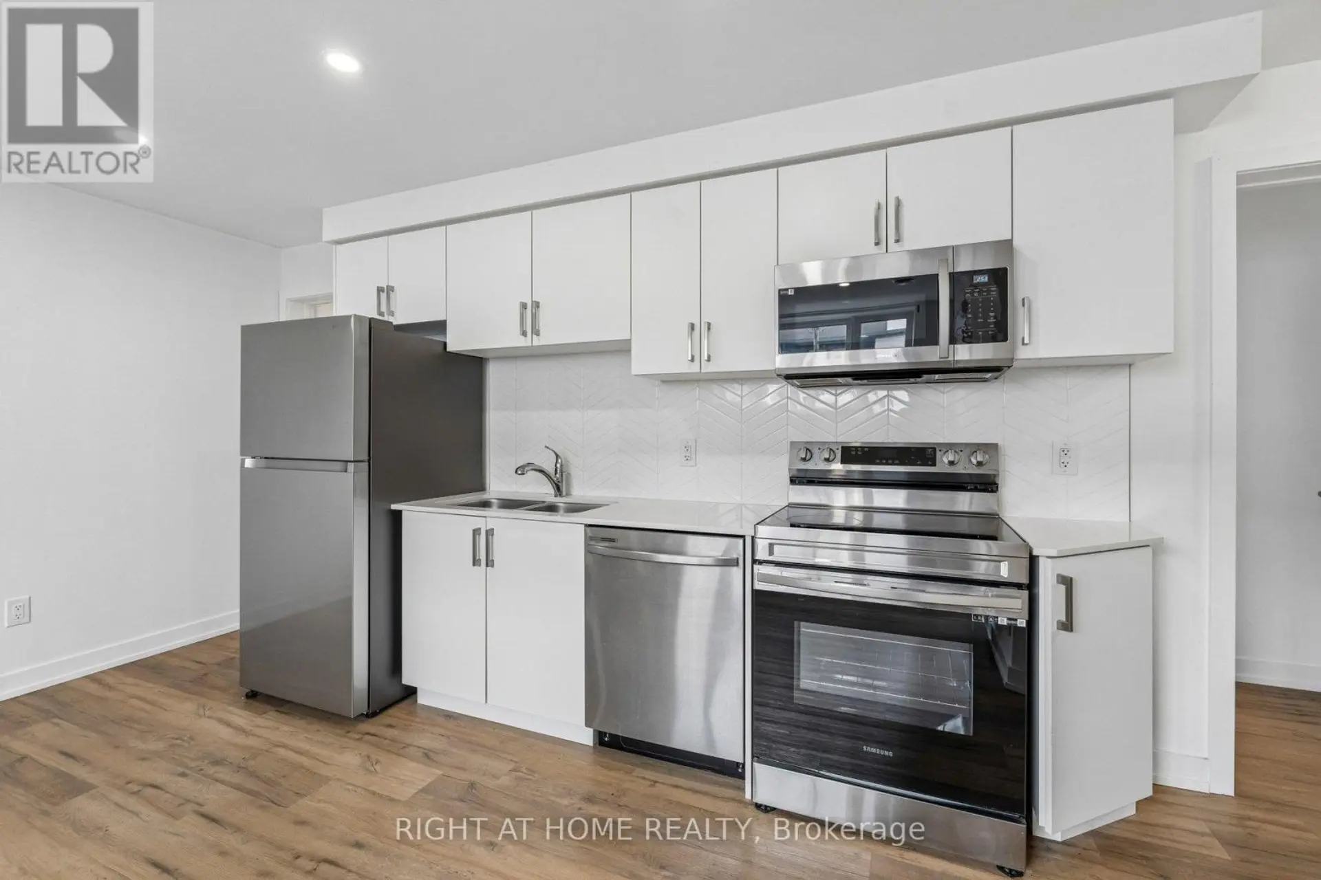 #212 4263 FOURTH AVENUE - Image 13