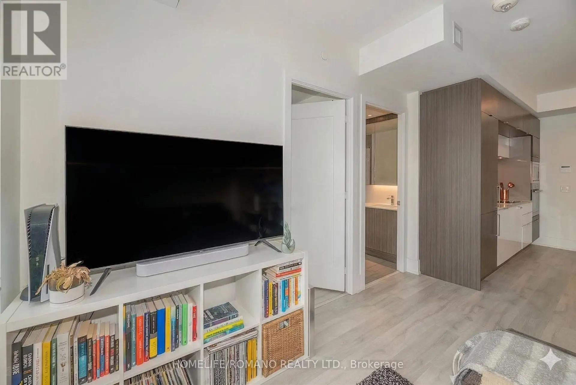 #823 1 EDGEWATER DRIVE - Image 5