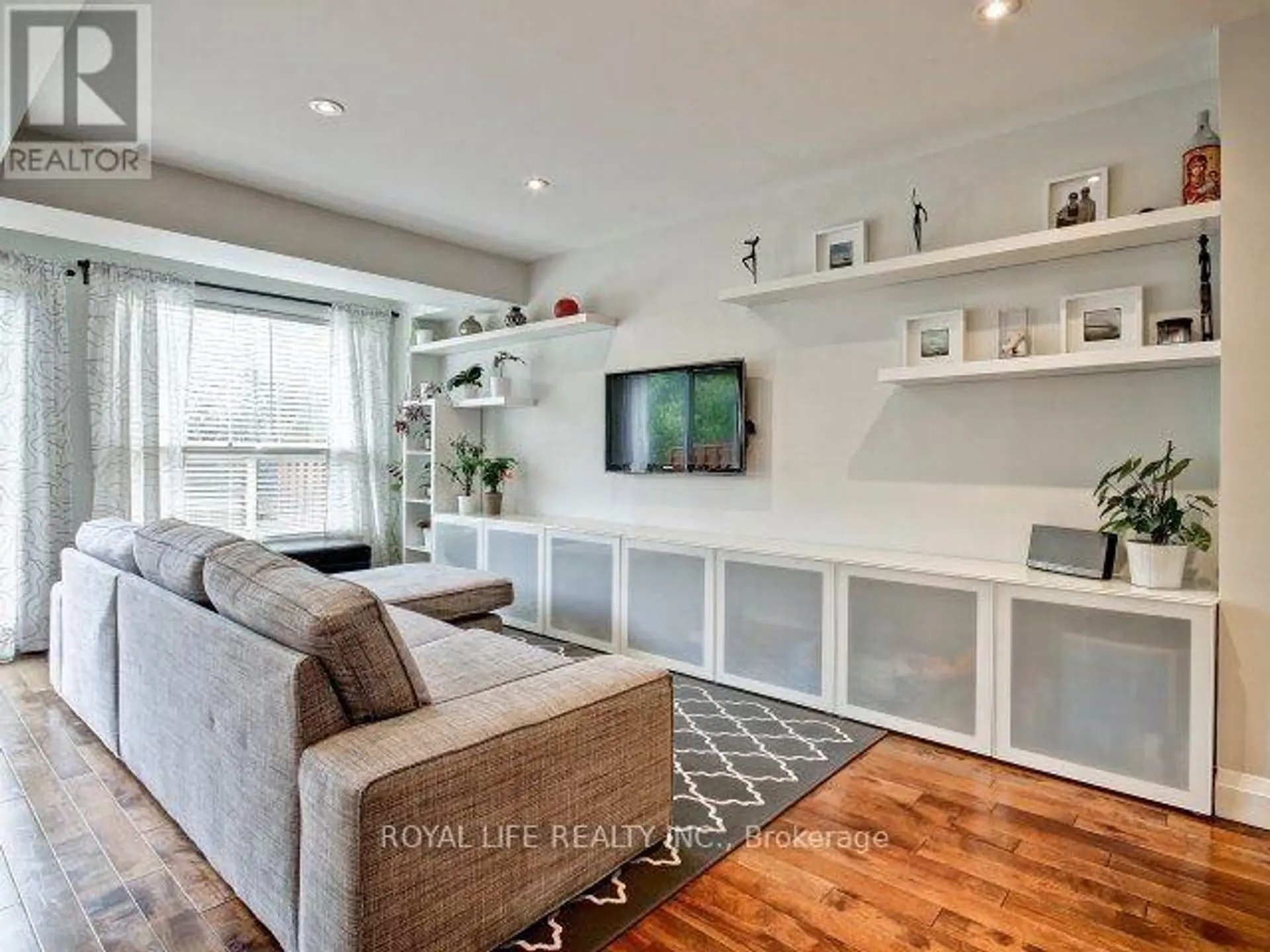 1070 LINDSAY DRIVE - Image 7