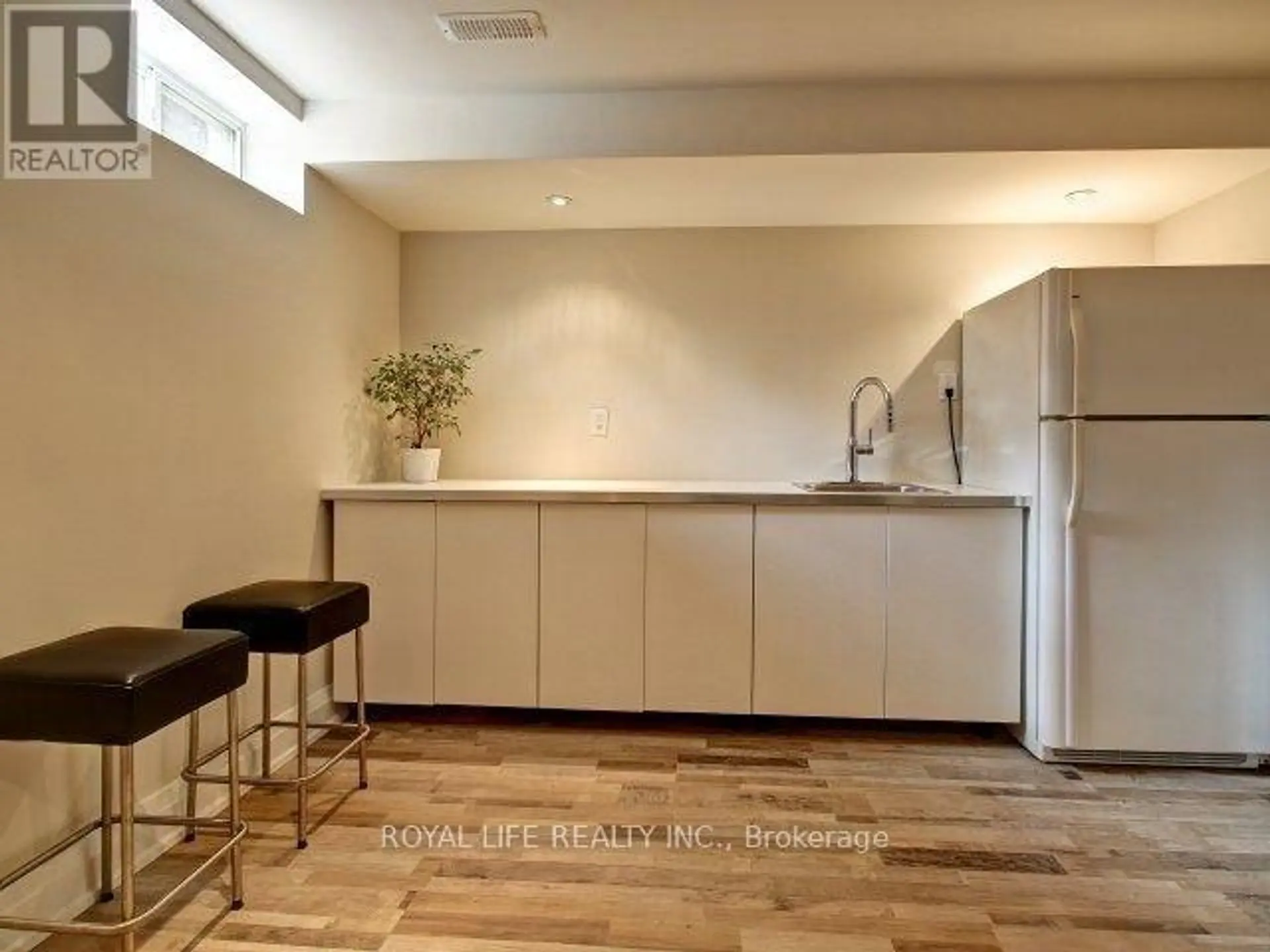 1070 LINDSAY DRIVE - Image 18