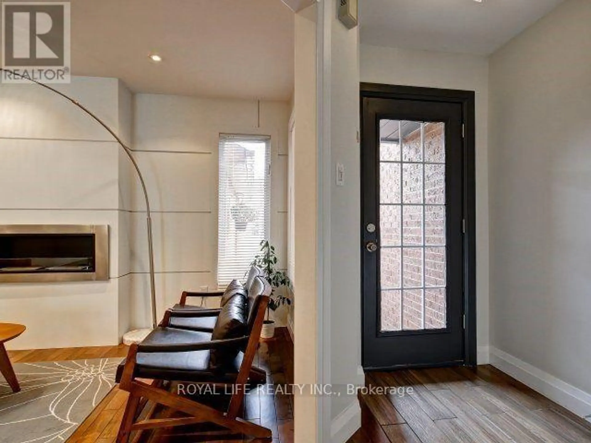 1070 LINDSAY DRIVE - Image 2