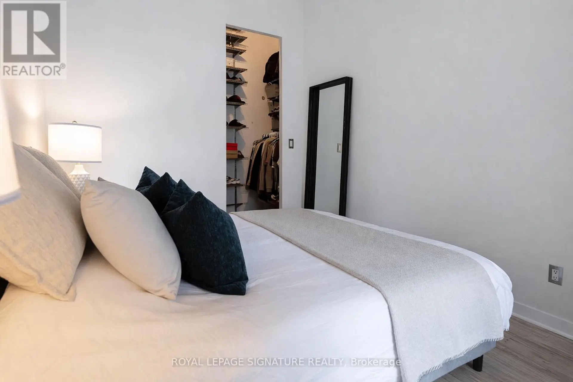 #305 23 BRANT STREET - Image 12
