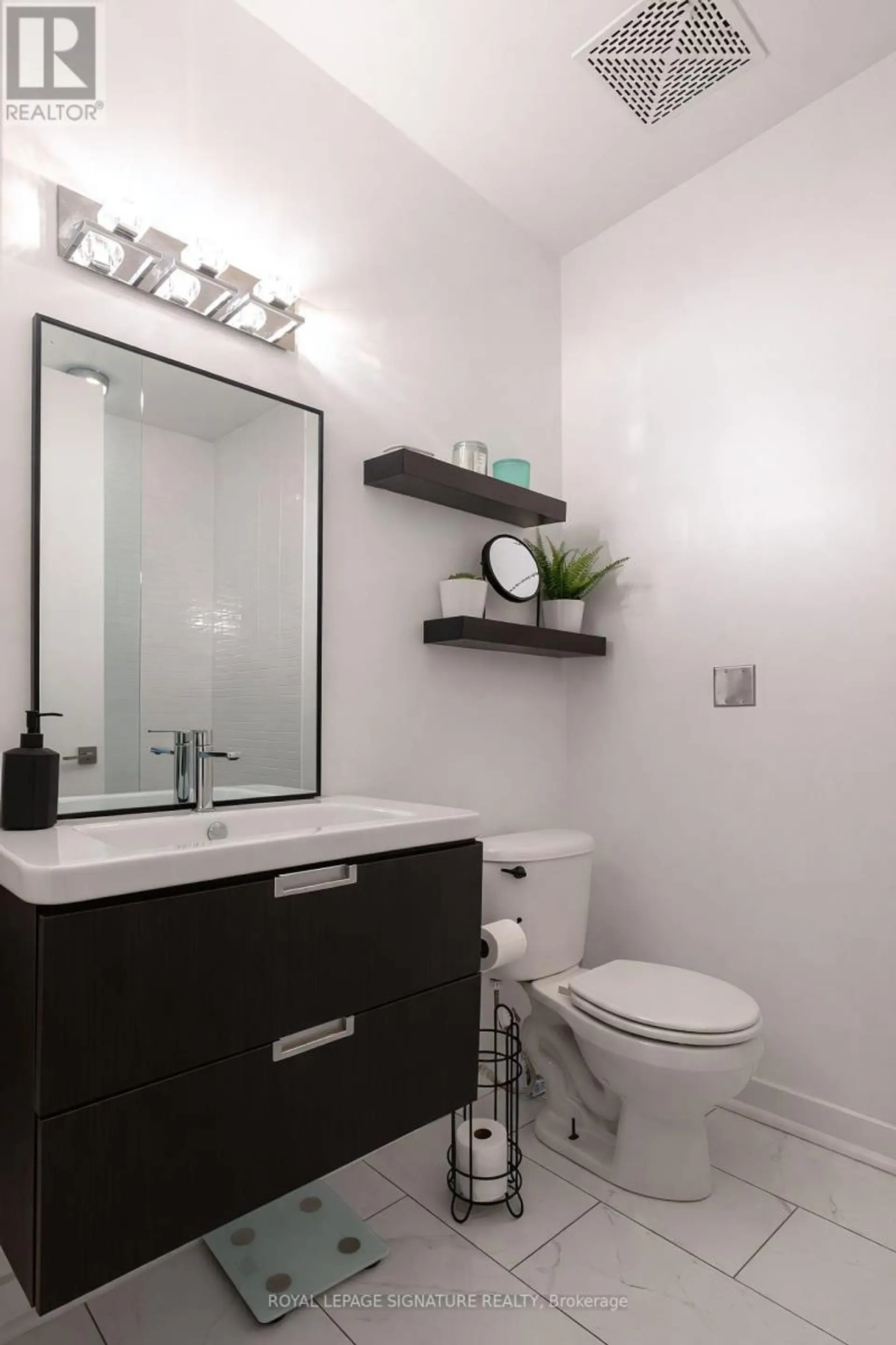 #305 23 BRANT STREET - Image 16