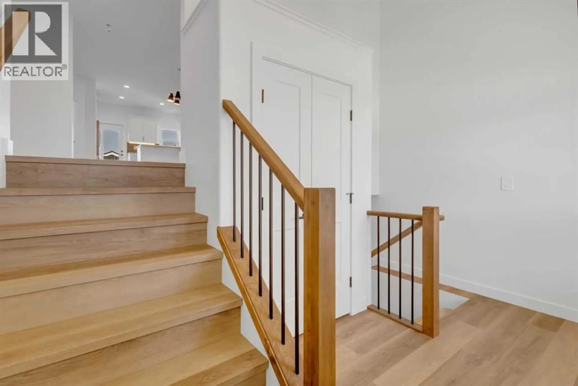 9 Ian Way - Image 2