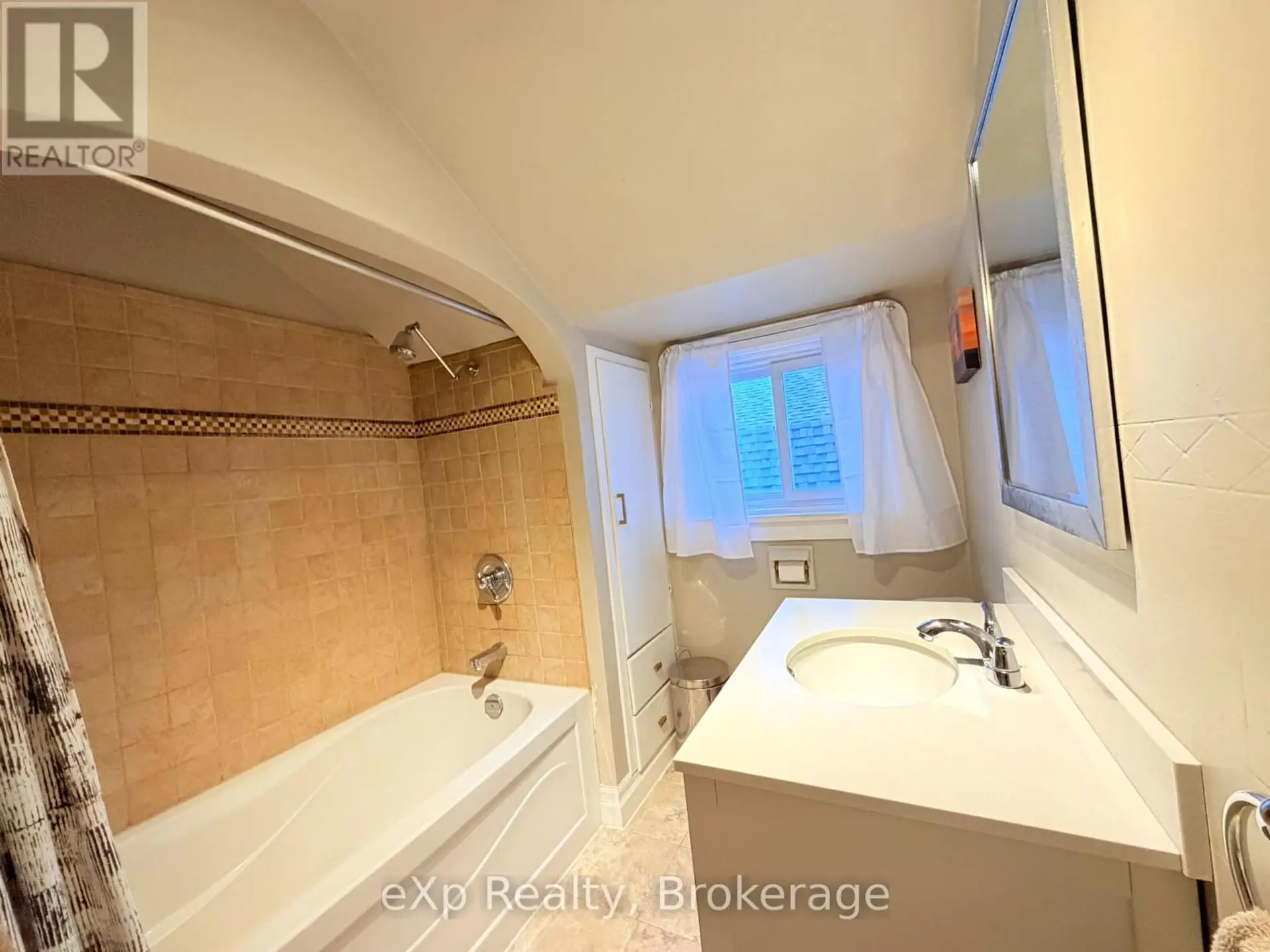 580 11TH AVENUE - Image 10
