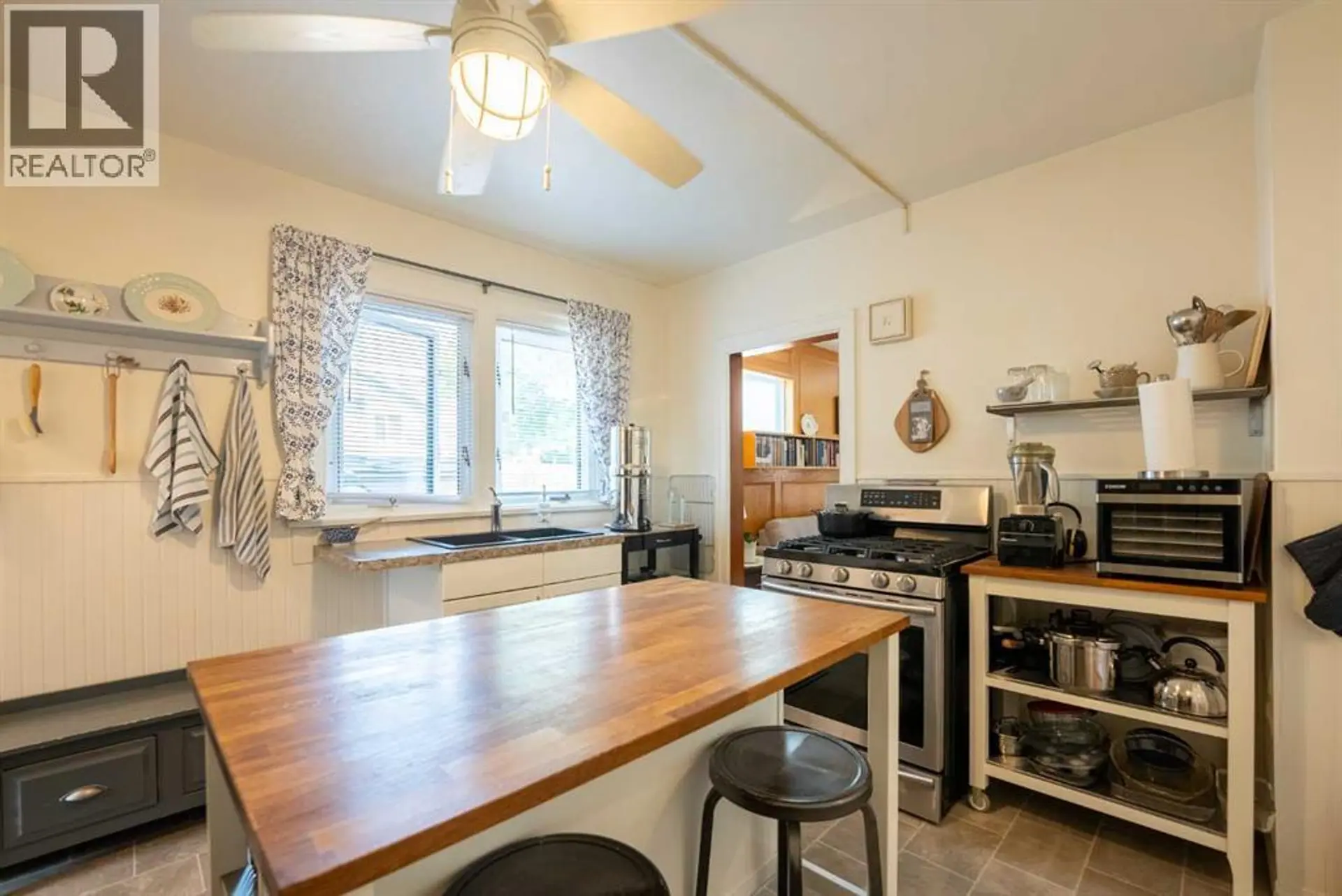 1221 (1219A) 4 AVENUE S - Image 10
