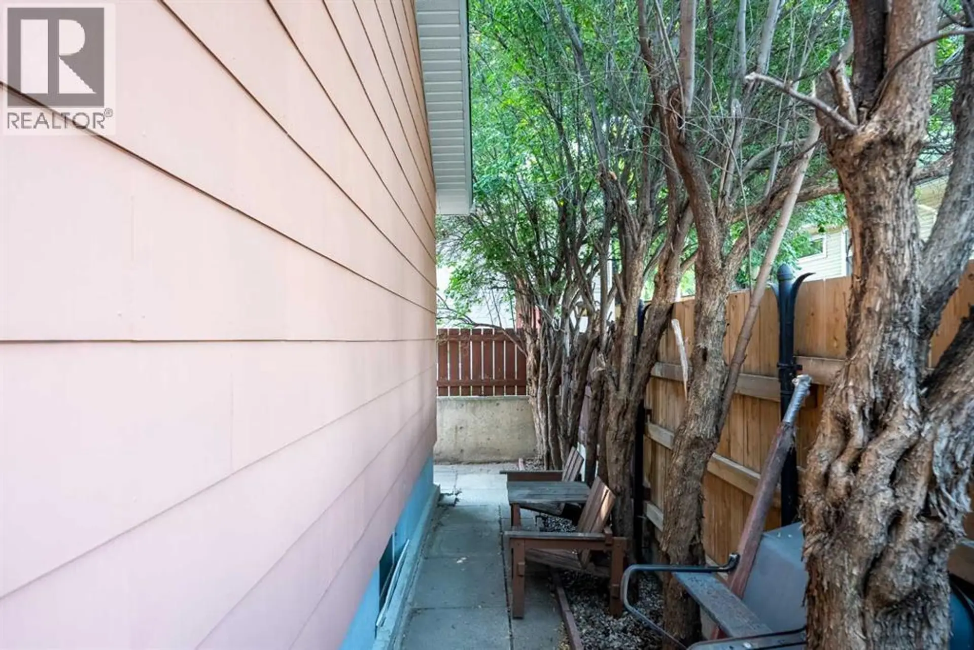 1221 (1219A) 4 AVENUE S - Image 17