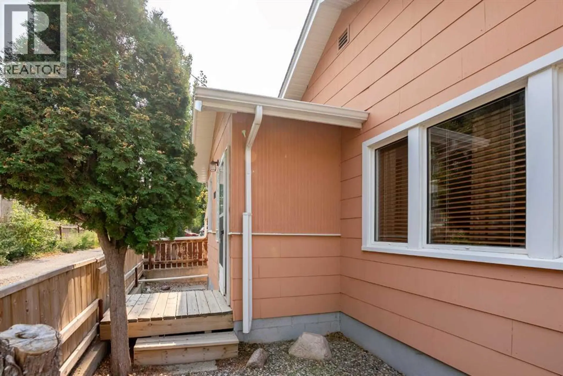 1221 (1219A) 4 AVENUE S - Image 3