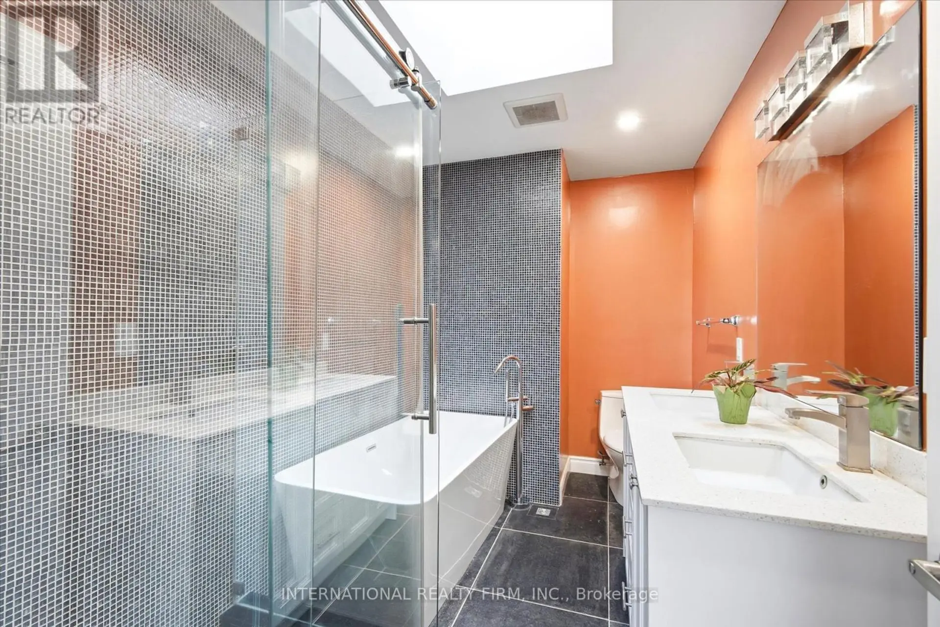 568 DELAWARE AVENUE N - Image 13