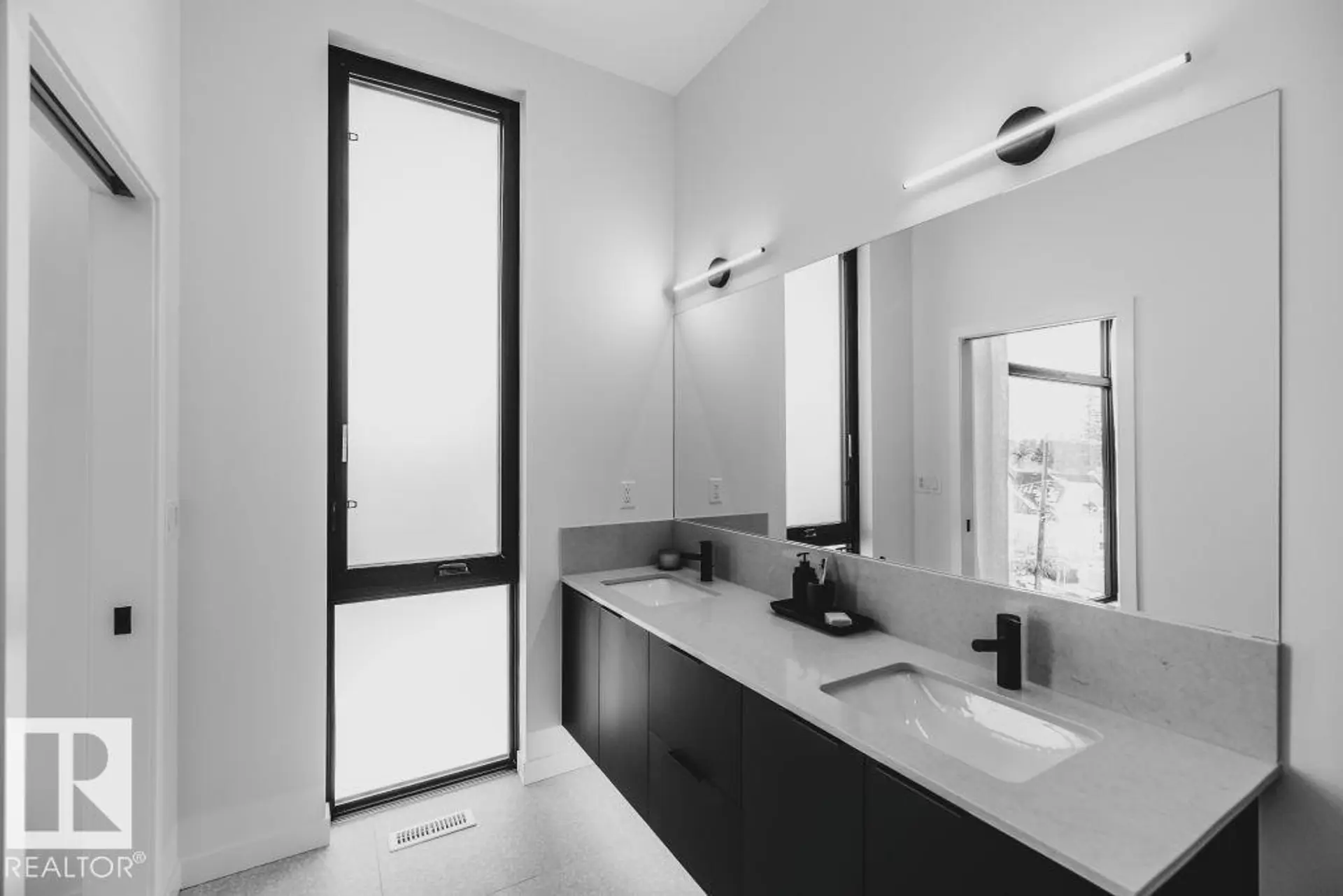 #4 10327 WADHURST RD NW - Image 11