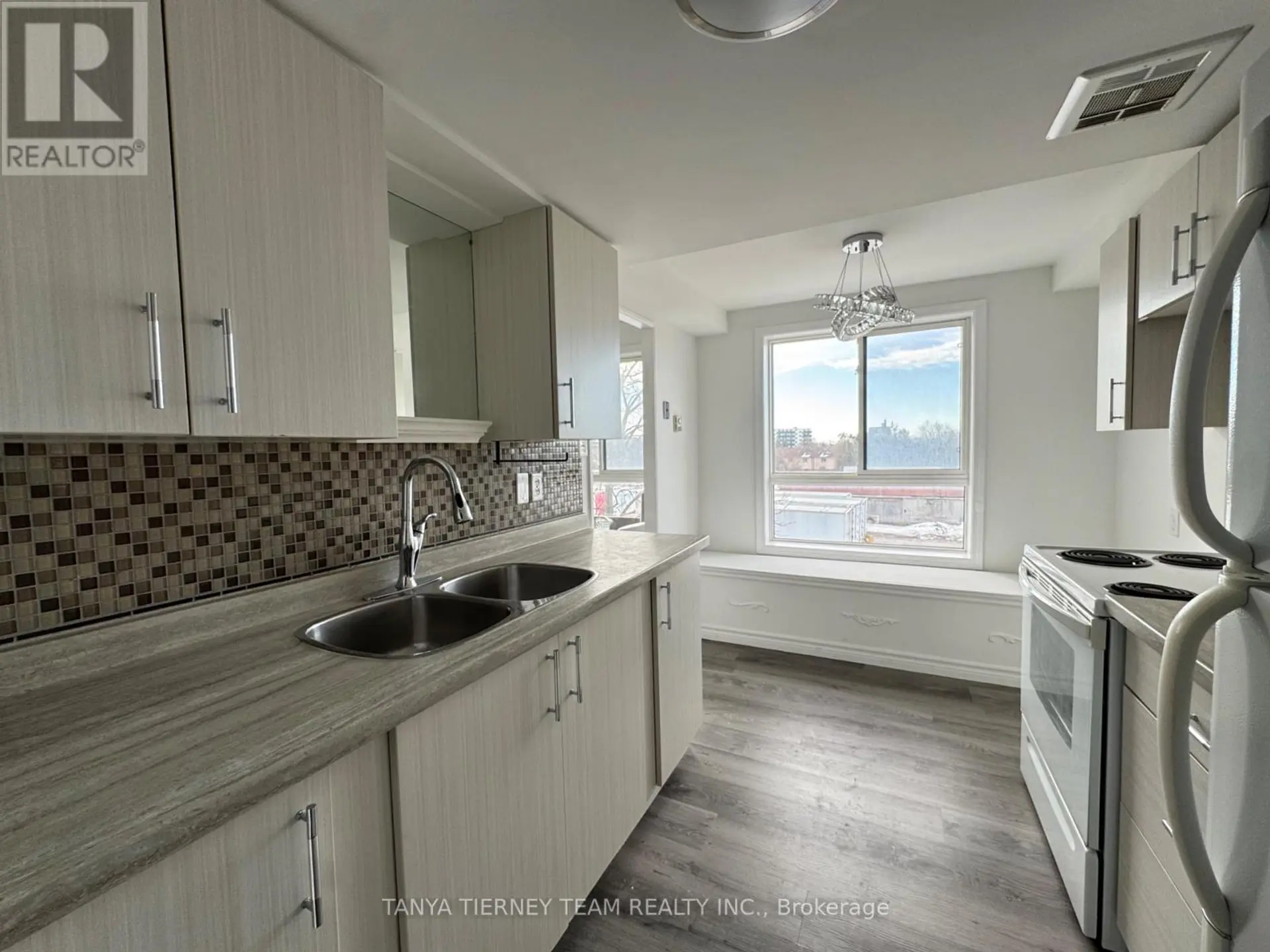#48 43 TAUNTON ROAD - Image 3