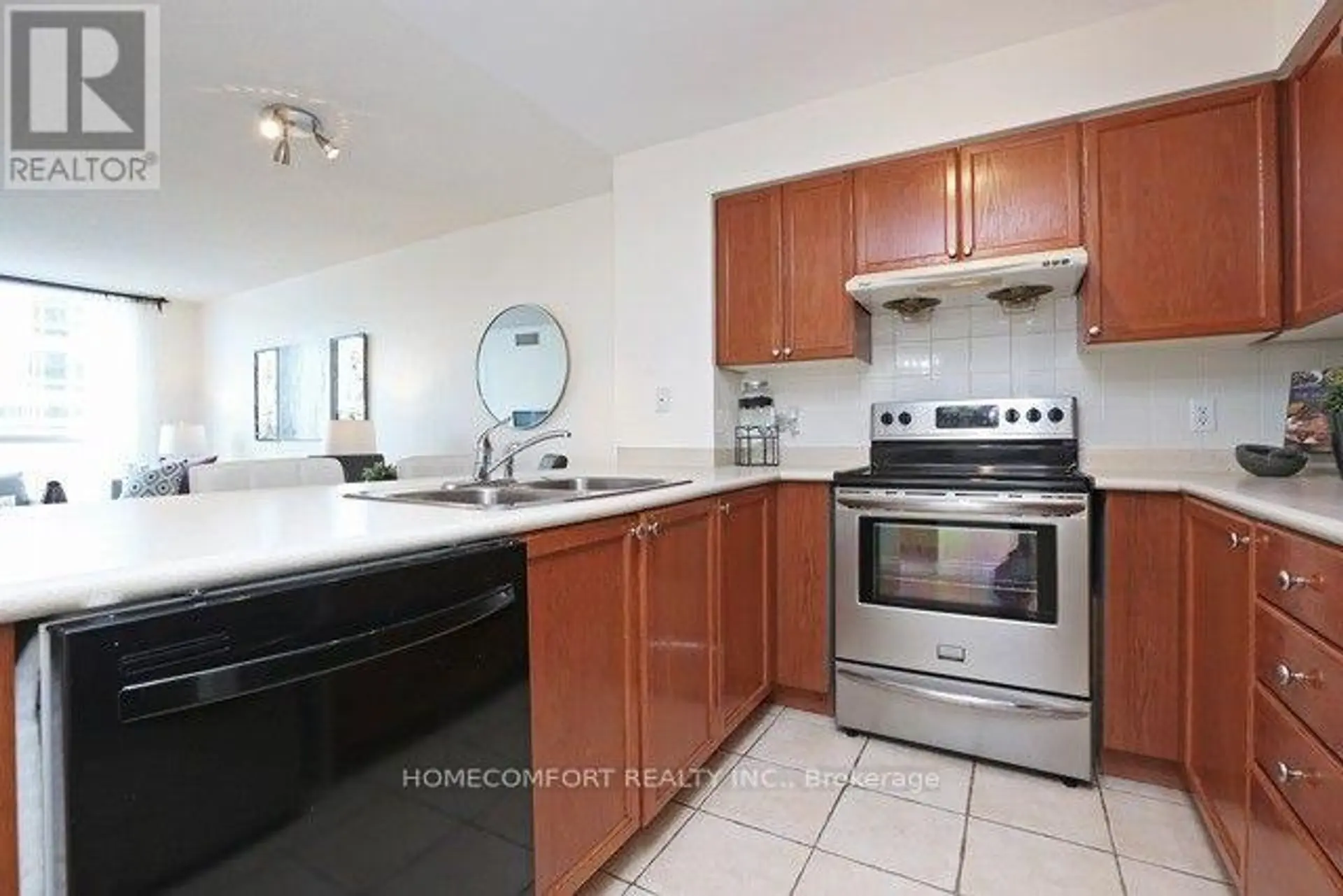 #312 18 PARKVIEW AVENUE - Image 3
