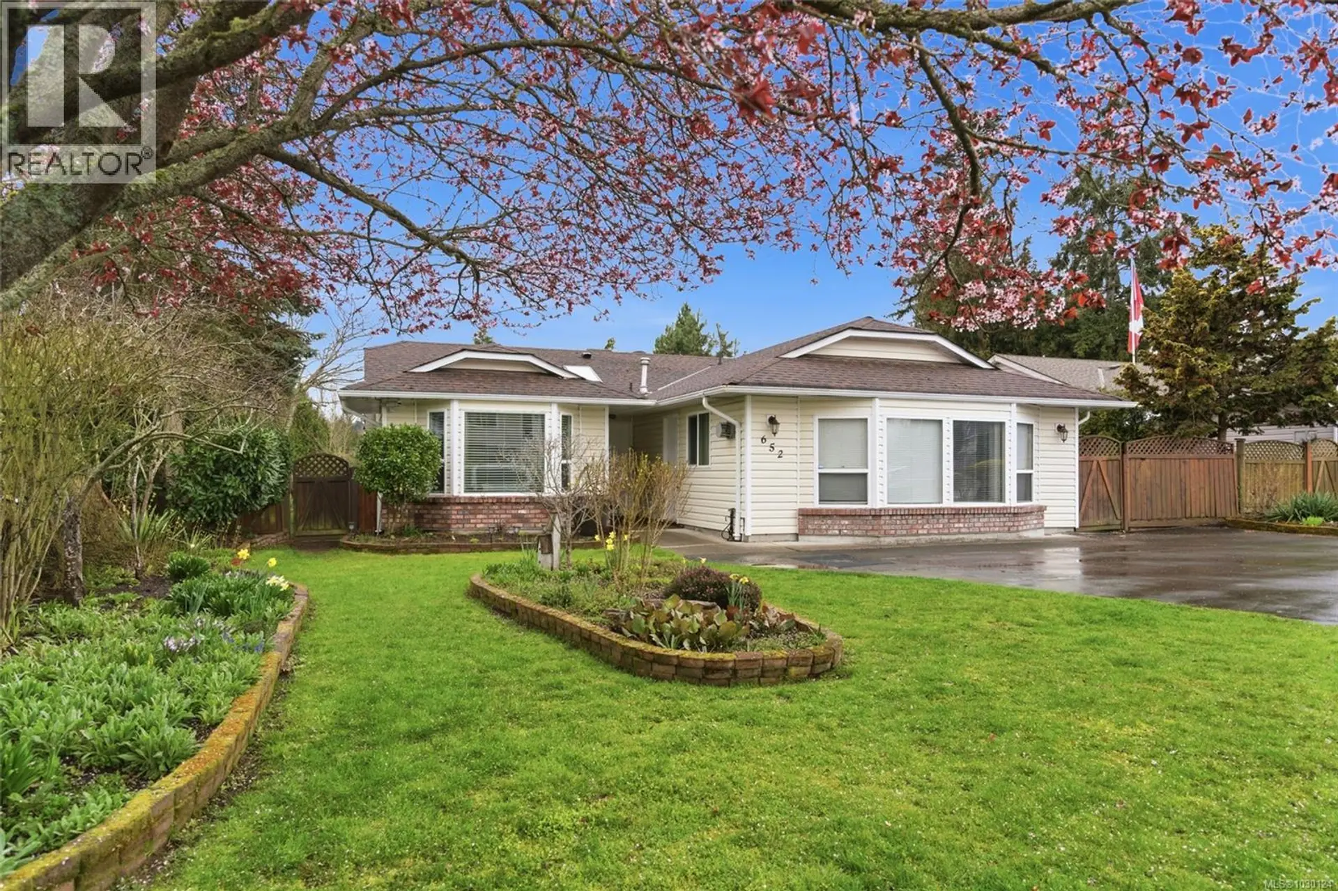 Property at 652 Ermineskin Ave, Parksville, BC